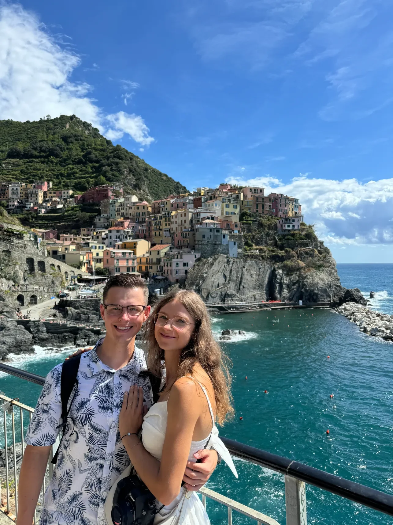 Žena a muž v Cinque Terre