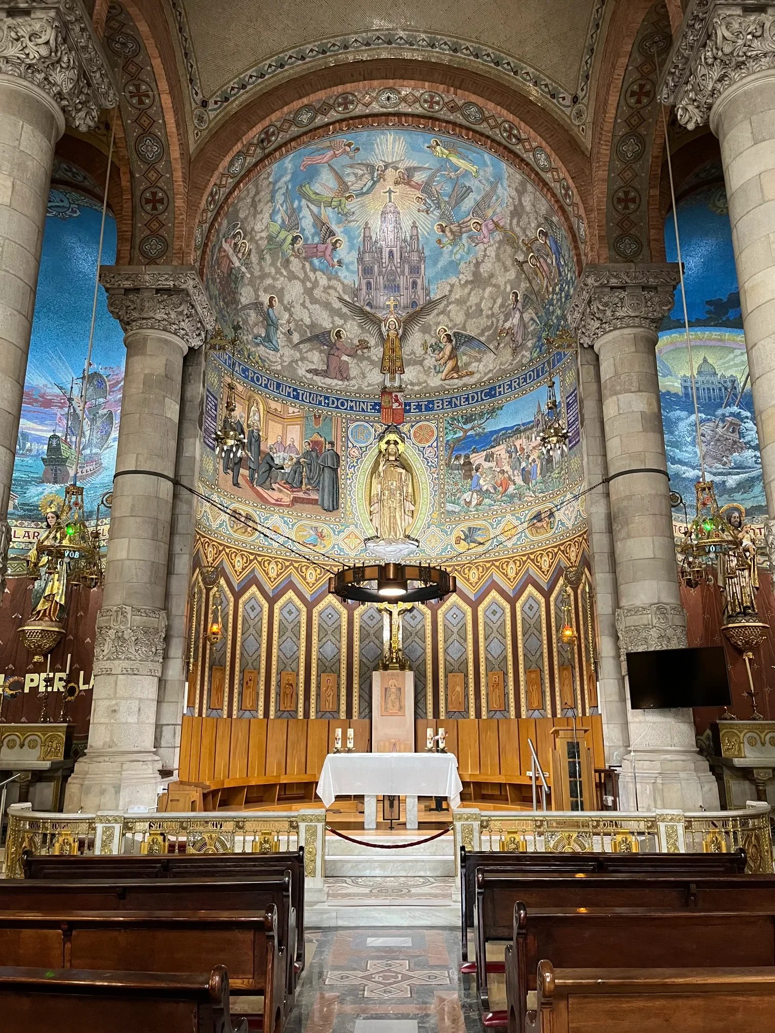 Zdobione mozaikami wnętrze kościoła Sagrat Cor na Tibidabo w Barcelonie z ołtarzem i absydą