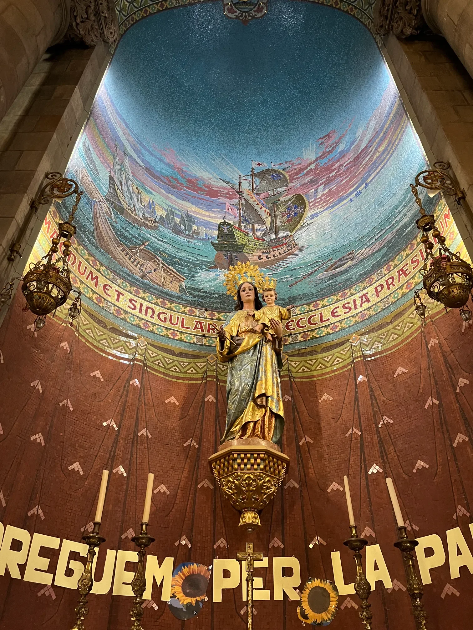 Mozaikowa kopuła z figurą Matki Boskiej i galeonami w kościele Sagrat Cor na Tibidabo w Barcelonie