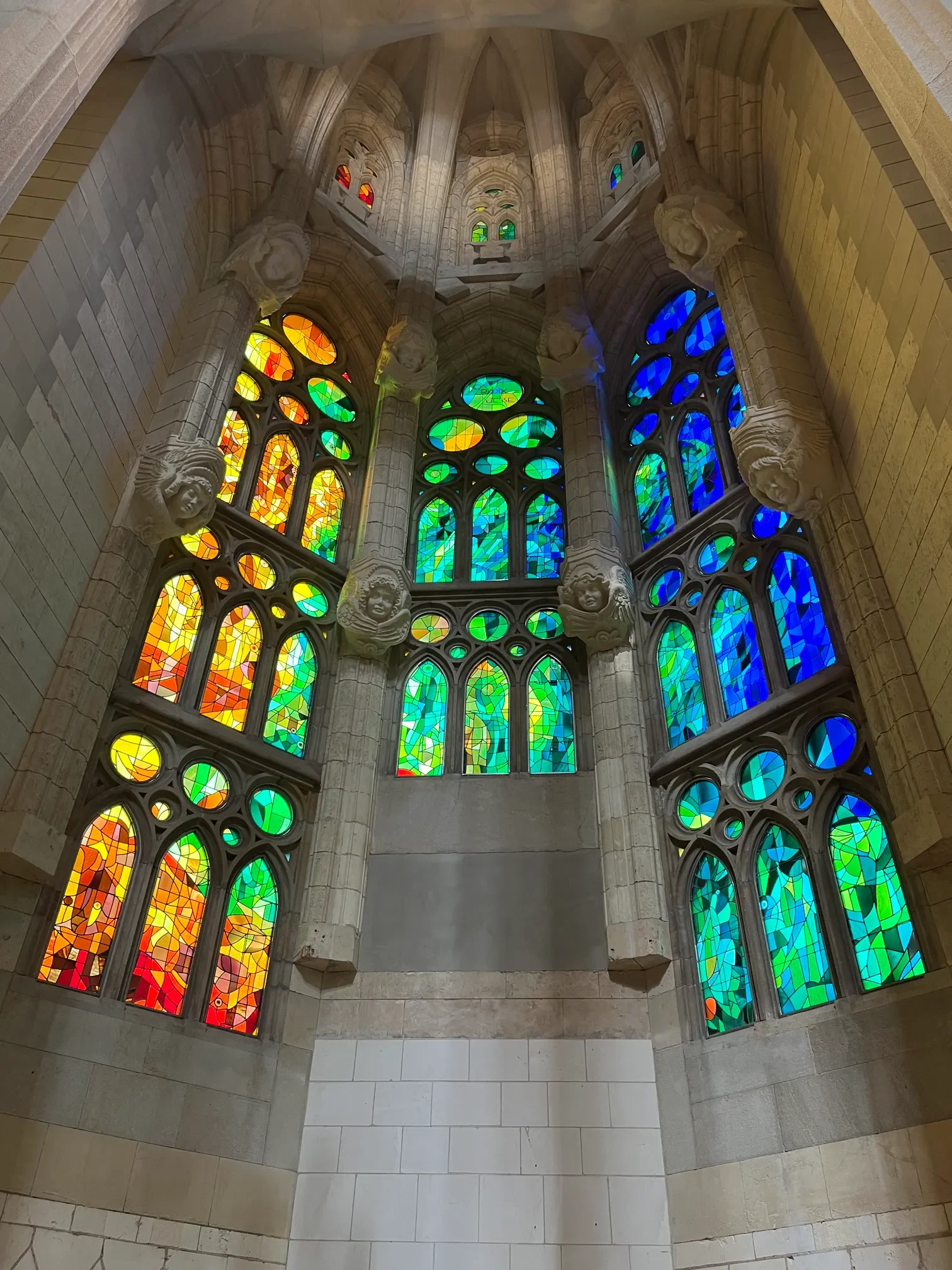 Witraże absydy Sagrada Família w Barcelonie - ciepłe bursztynowe i zimne niebieskie barwy
