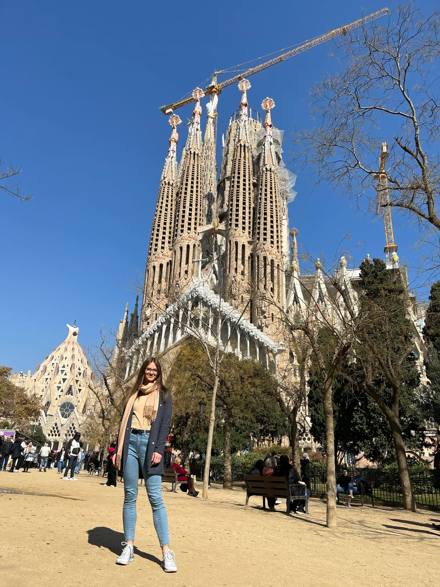 Wieże fasady Narodzenia Sagrada Família w Barcelonie na tle błękitnego nieba
