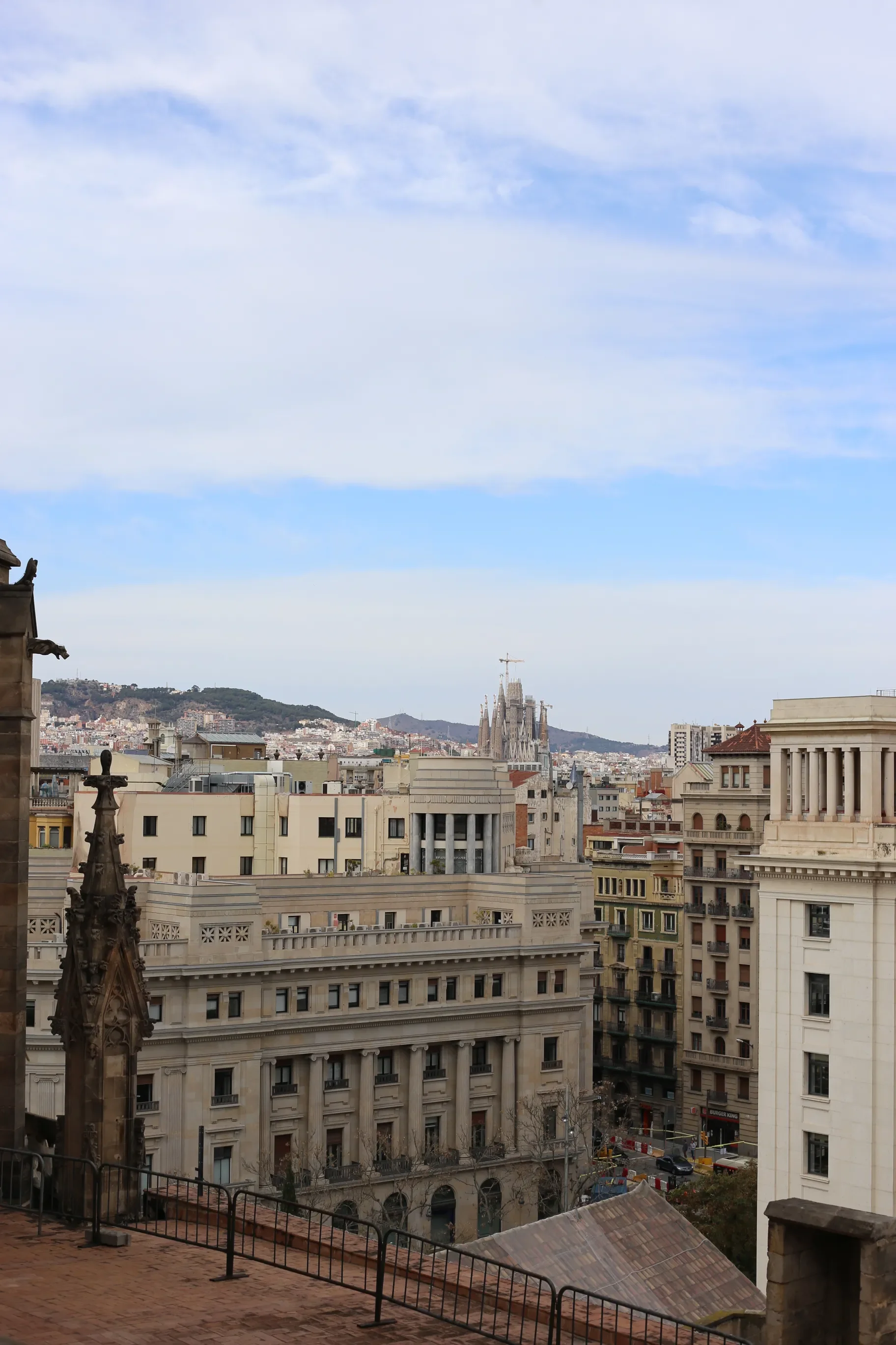Panorama miasta i wież Sagrada Família widziana z dachu katedry w Barcelonie