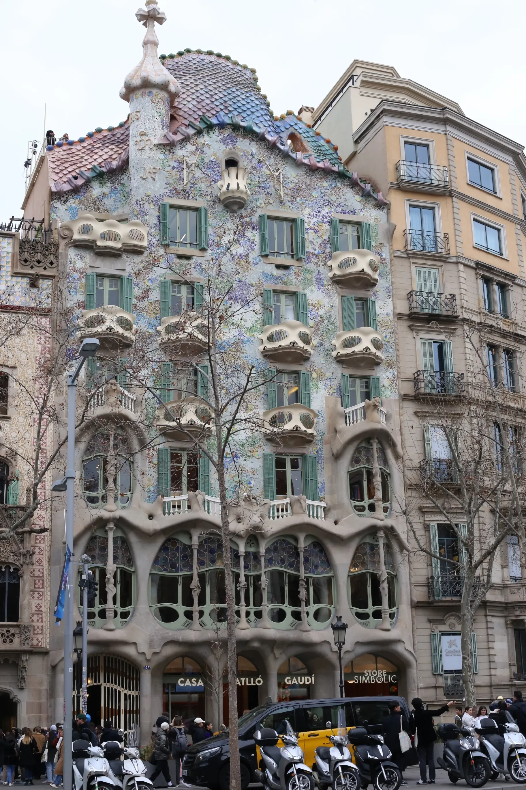 Fasada Casa Batlló Gaudiego w Barcelonie z mozaiką trencadís, balkonami w kształcie masek i łuskowatym dachem