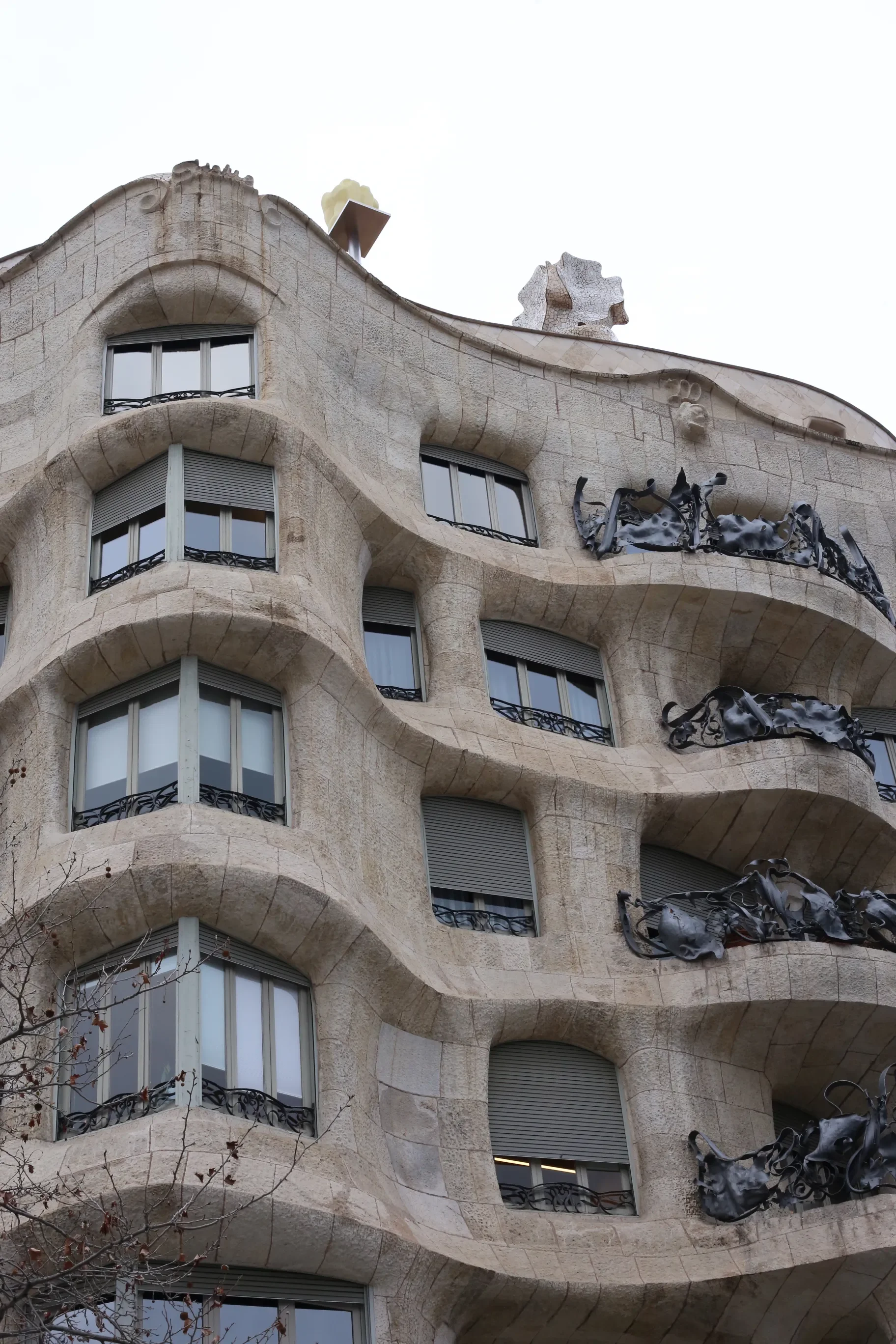 Falista kamienna fasada Casa Milà (La Pedrera) Gaudiego w Barcelonie z kutymi żelaznymi balkonami