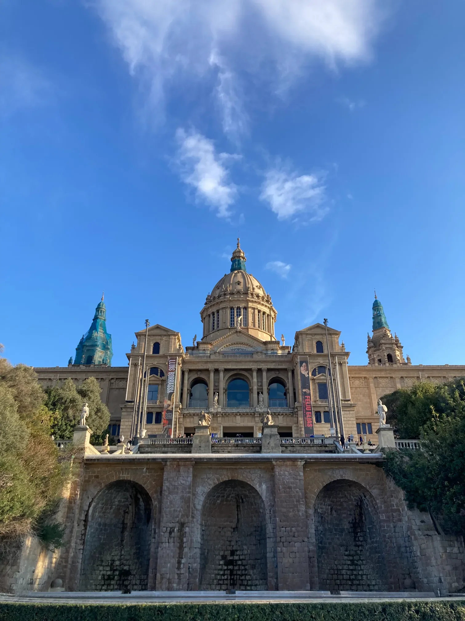 Fasada i kopuła Narodowego Muzeum Sztuki Katalonii MNAC w Pałacu Narodowym na wzgórzu Montjuïc w Barcelonie