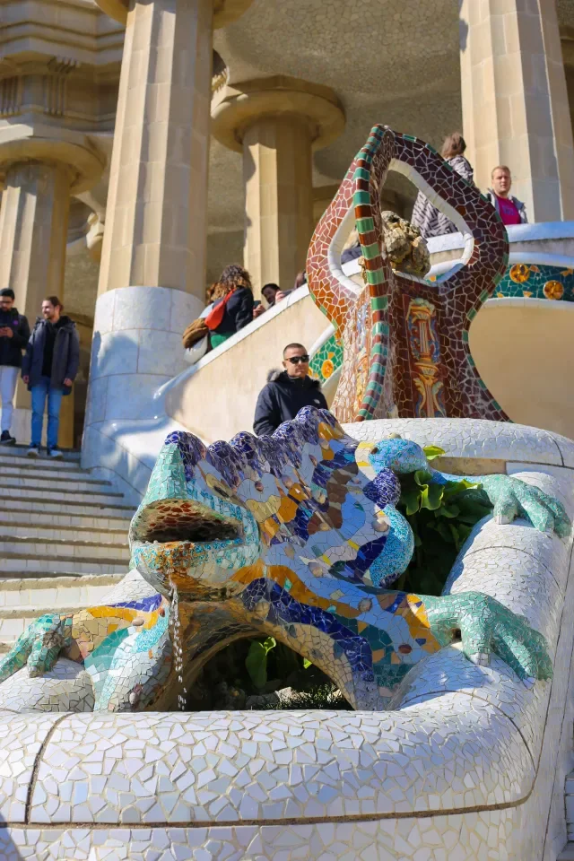 Słynna mozaikowa salamandra el drac autorstwa Gaudiego na głównych schodach Park Güell w Barcelonie
