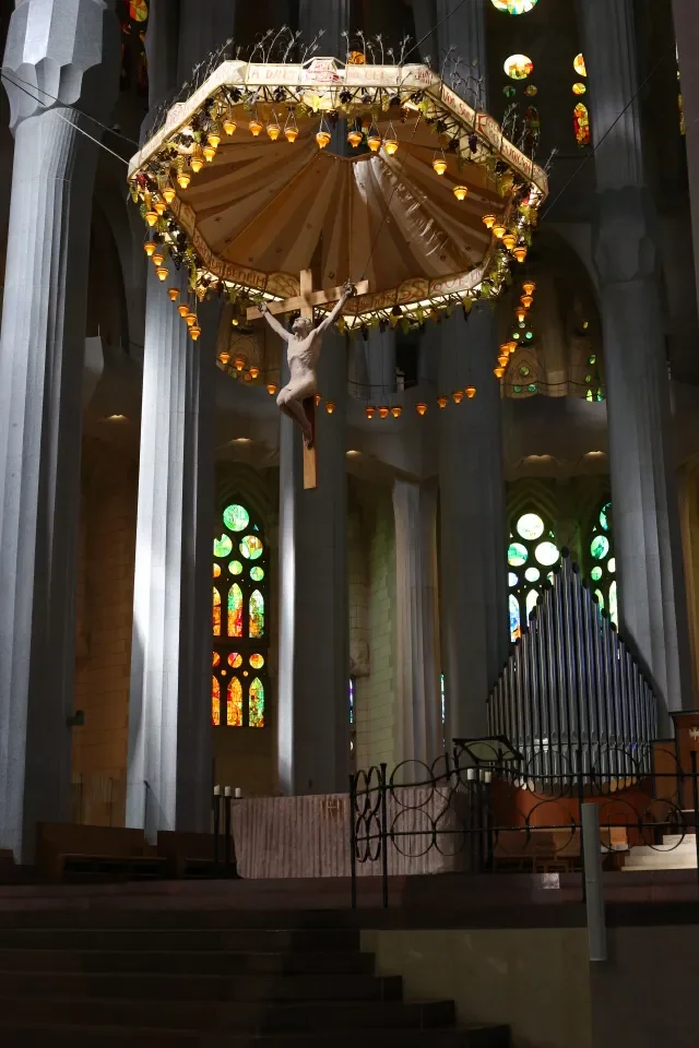 Zawieszony krzyż z Chrystusem nad ołtarzem głównym w bazylice Sagrada Família w Barcelonie