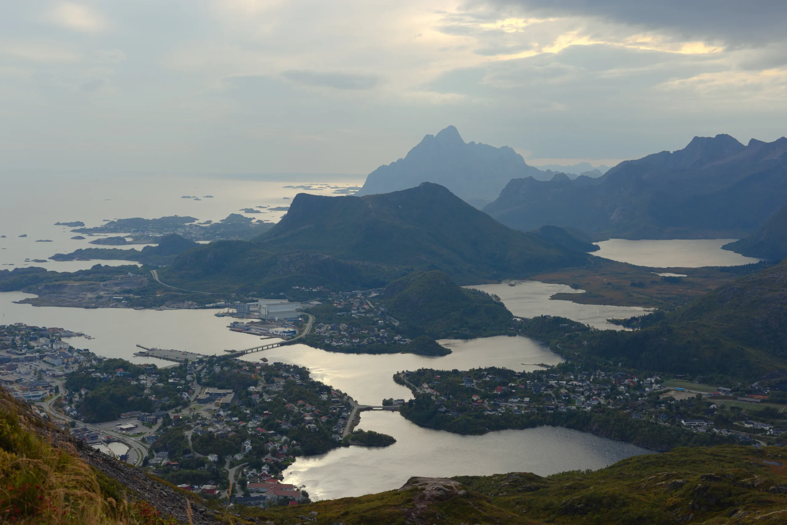Panorama Svolværu z ptačí perspektivy z vyhlídky Djevelporten na Lofotech