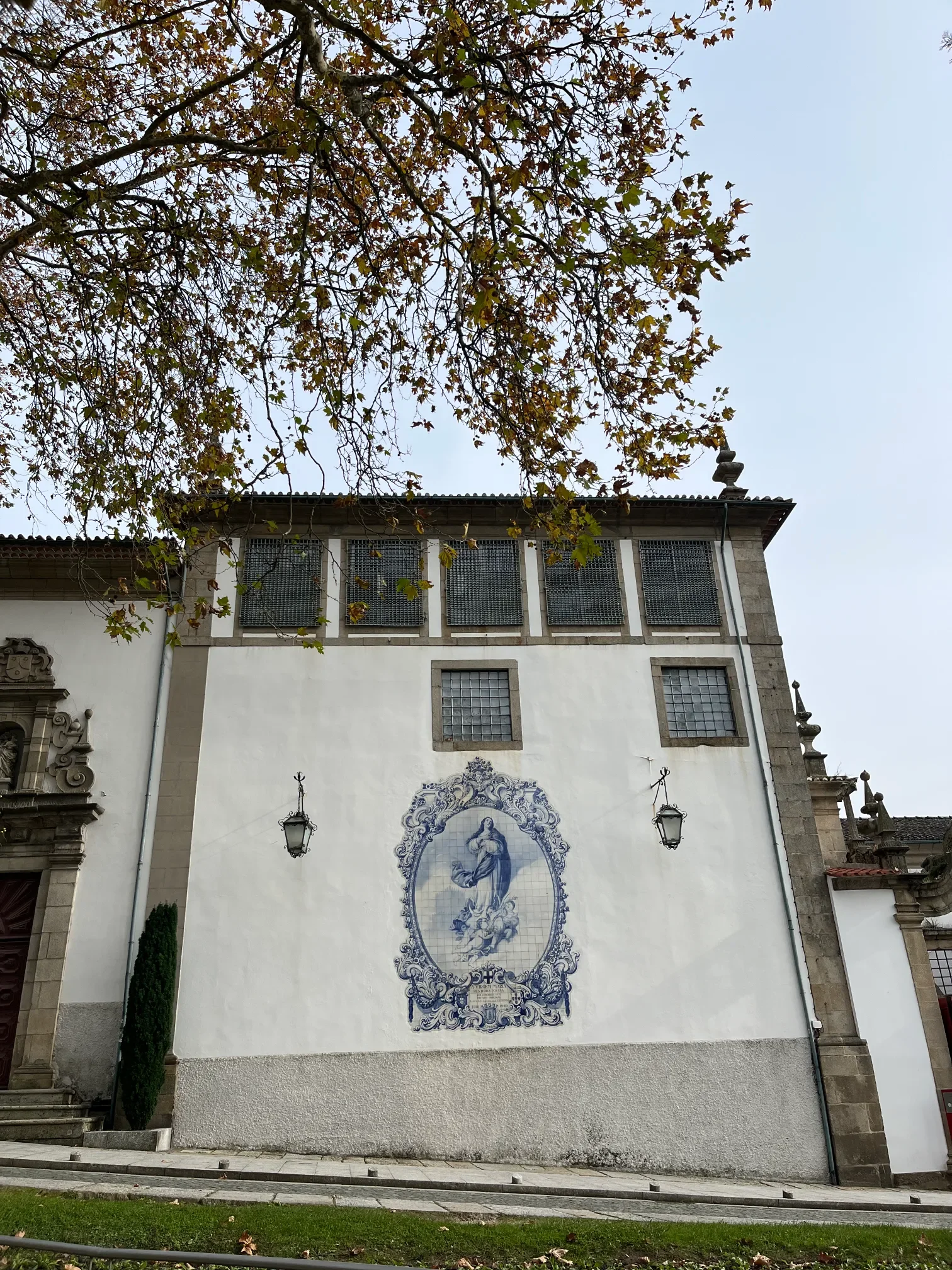 Azulejo depicting the Mother of God at Nossa Senhora do Carmo church