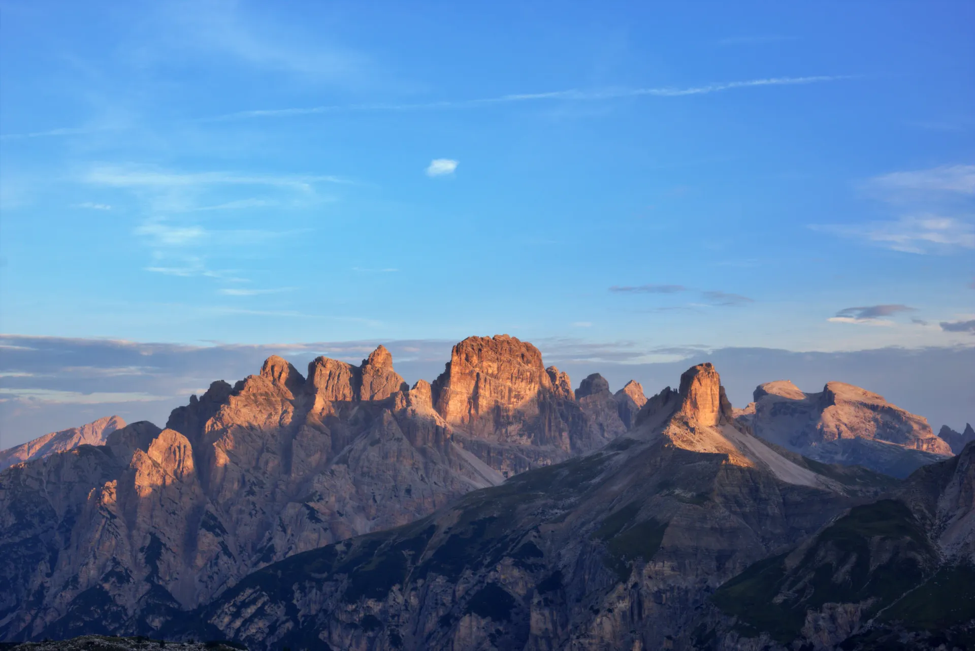 Tre Cime di Lavaredo w Dolomitach - panorama górskich szczytów