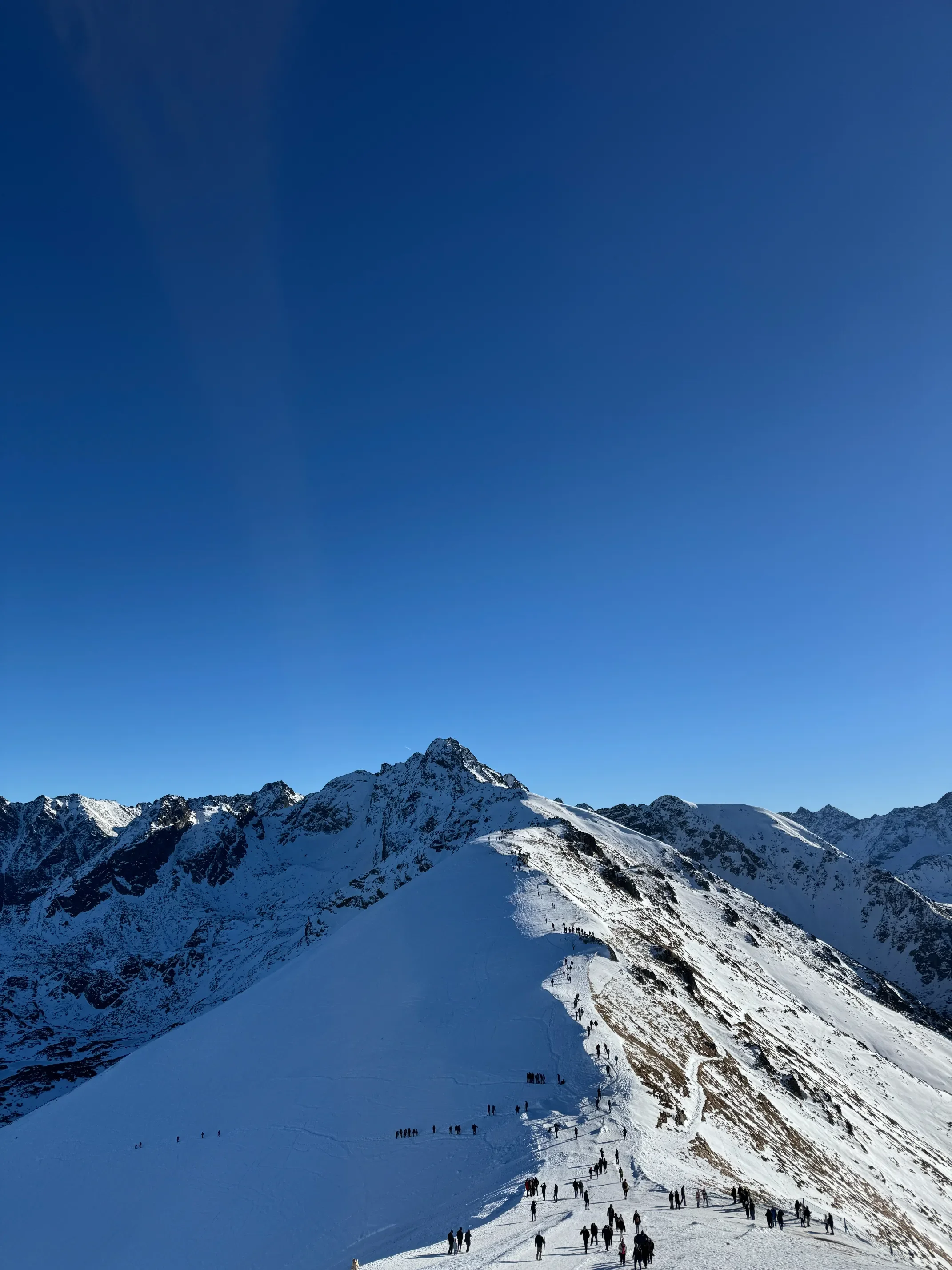 Výhled z vrcholu Kasprowego Wierchu na zimní Tatry