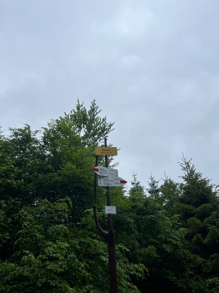 PTTK trail signpost at Kotarz summit 965 m a.s.l. showing directions toward the Salmopol and Karkoszczonka passes