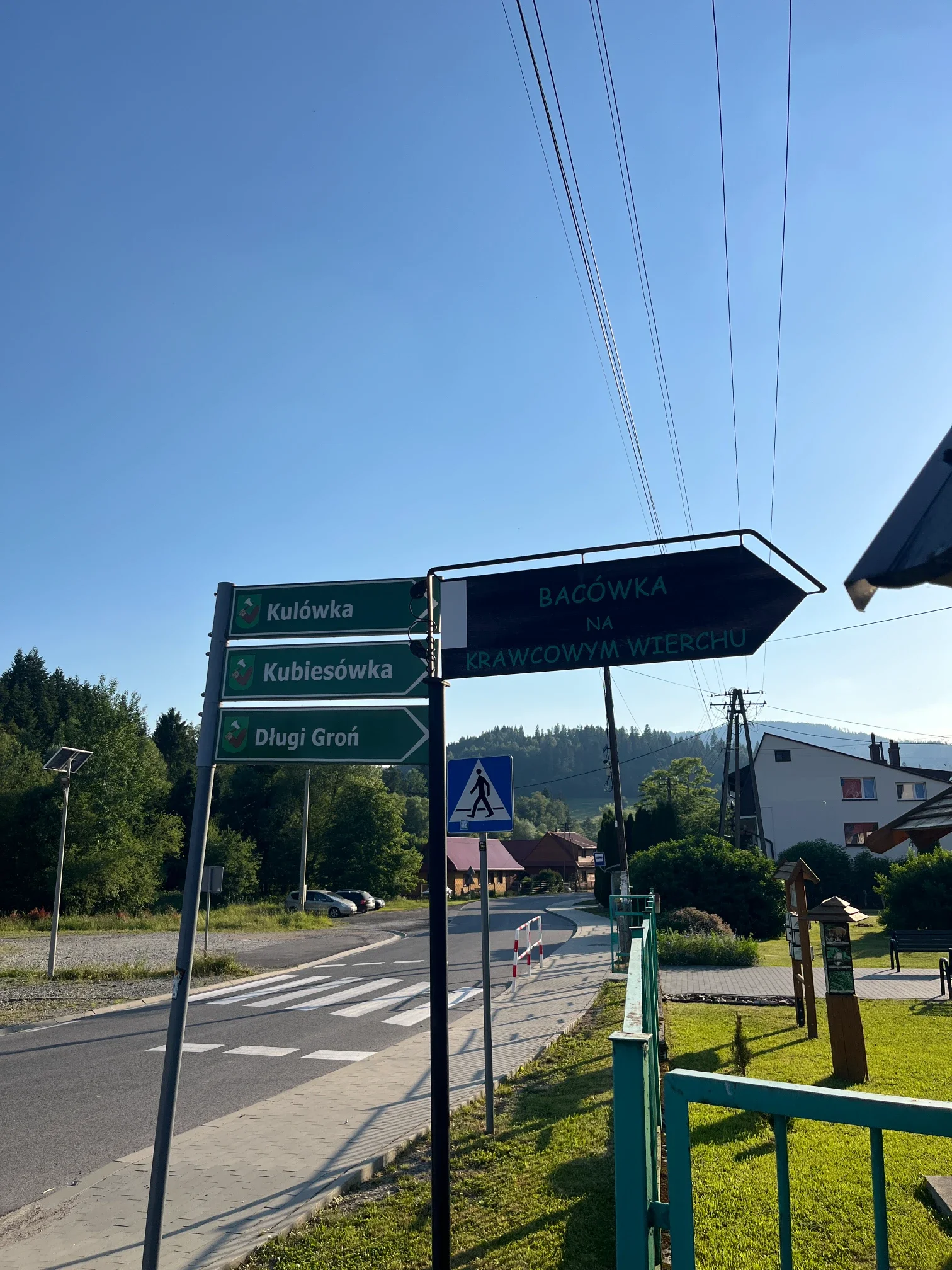 Rozcestník na začátku žluté značky z Glinky