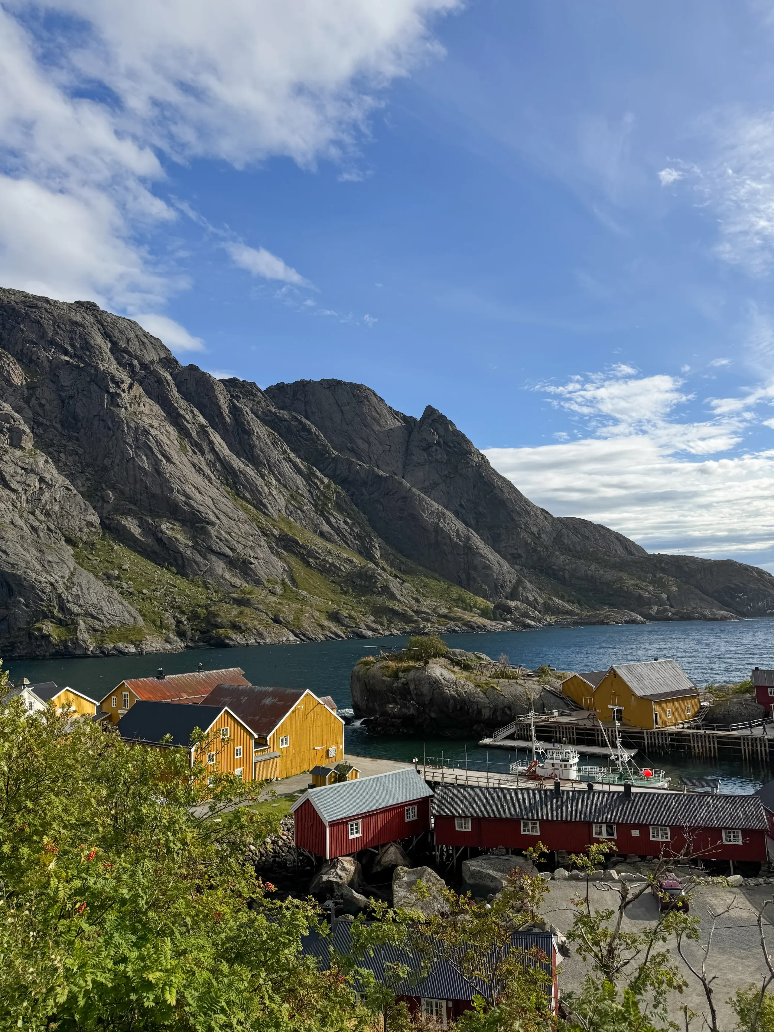 Rybářská vesnice Nusfjord na Lofotech - dřevěné domky rorbuer nad fjordem