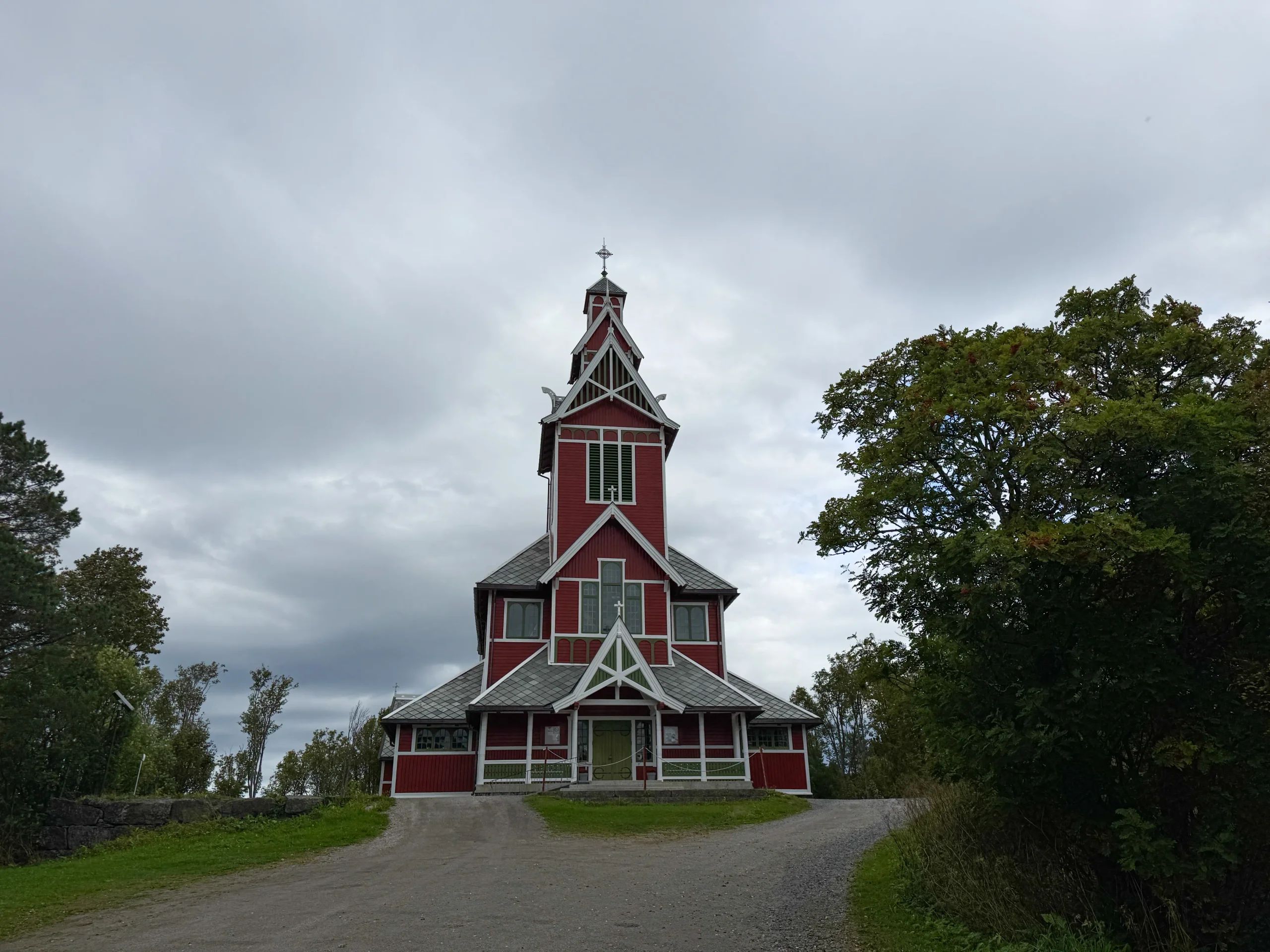 Buksnes Kirke, červený dřevěný kostel v Gravdalu