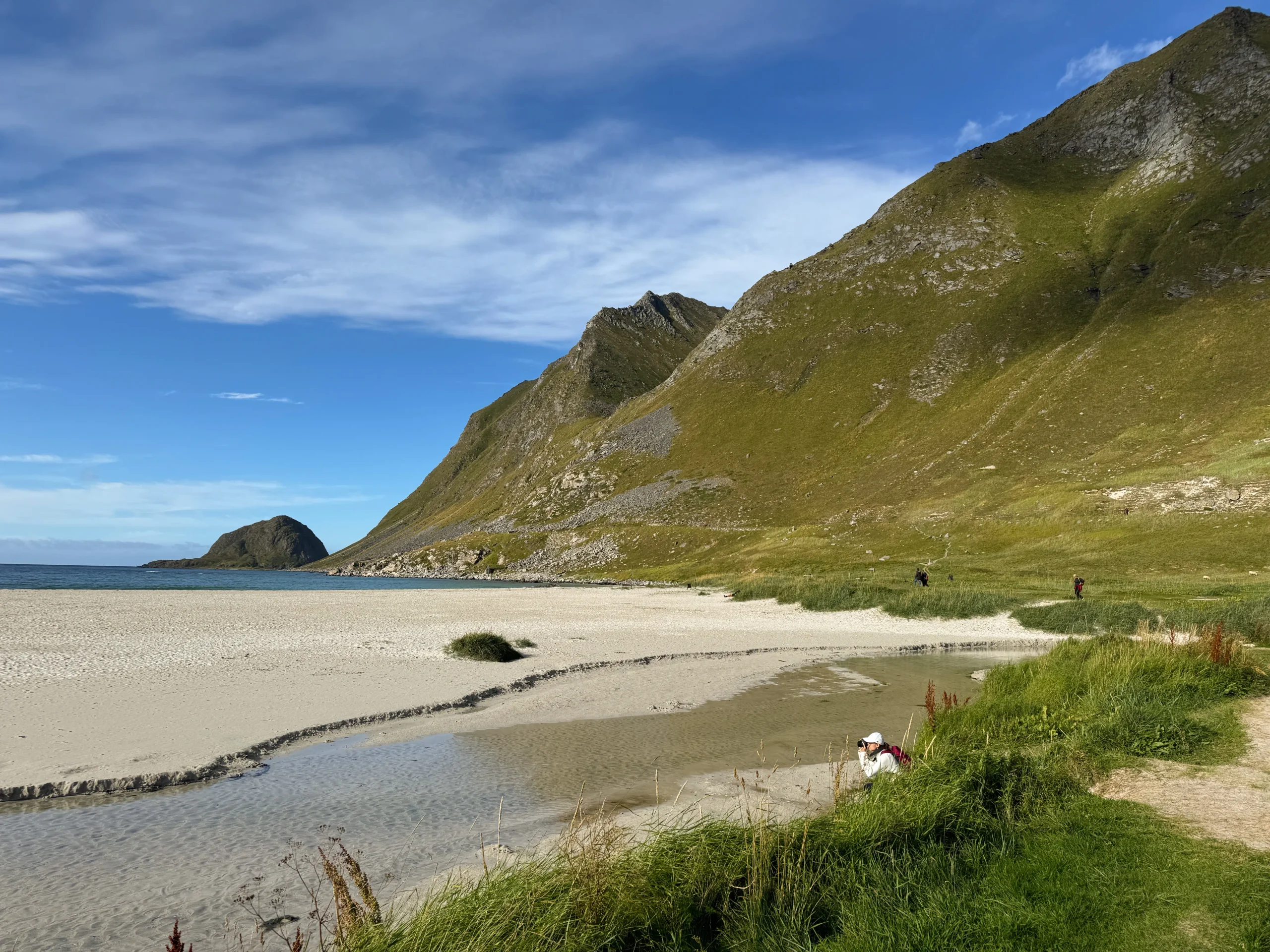 Výhled z vrcholu Mannen na pláže Haukland a Uttakleiv