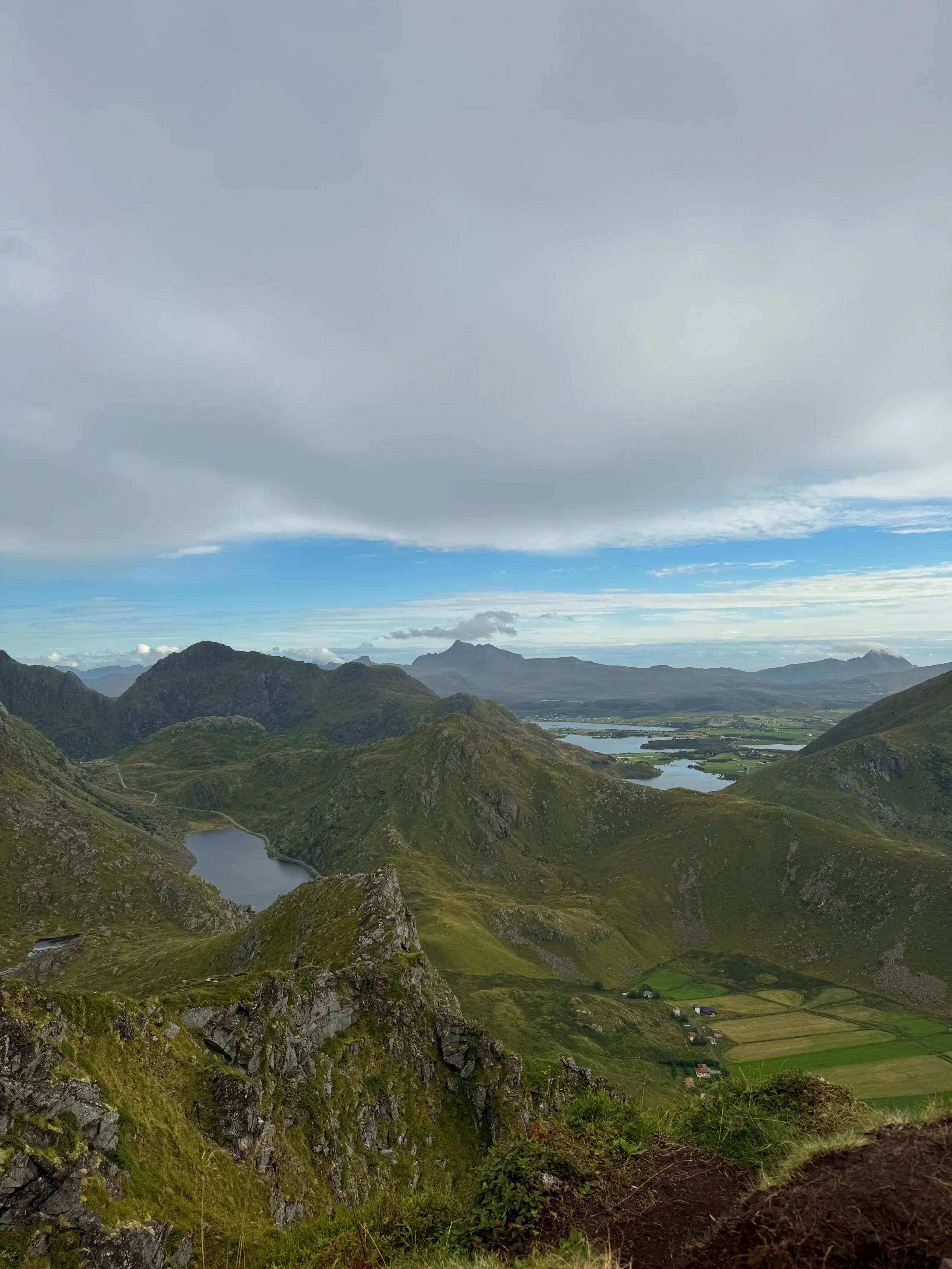 Velkolepé panorama hor a oceánu z vrcholu Mannen