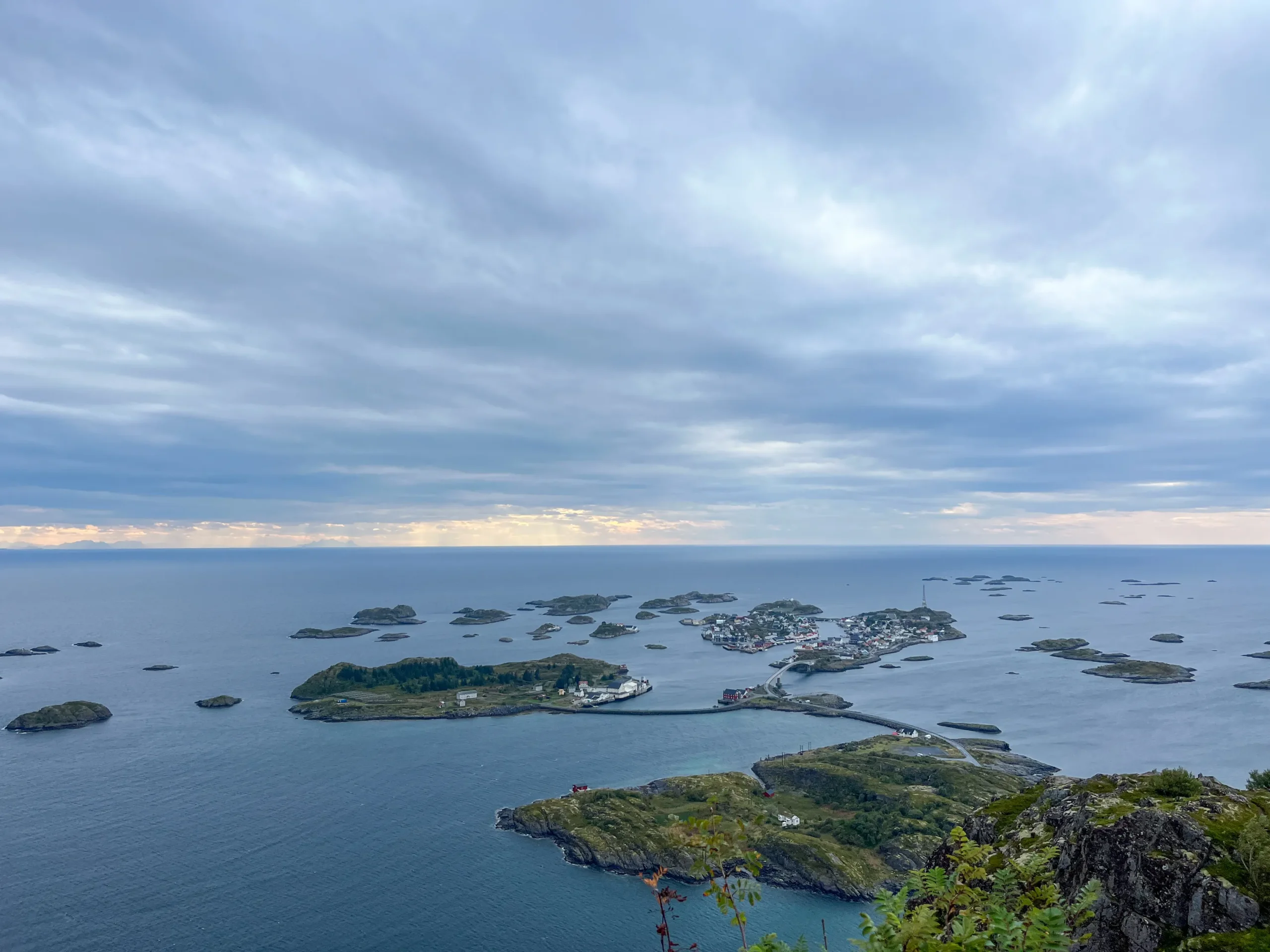 Výhled na Henningsvær a proslulé fotbalové hřiště z Nipenu