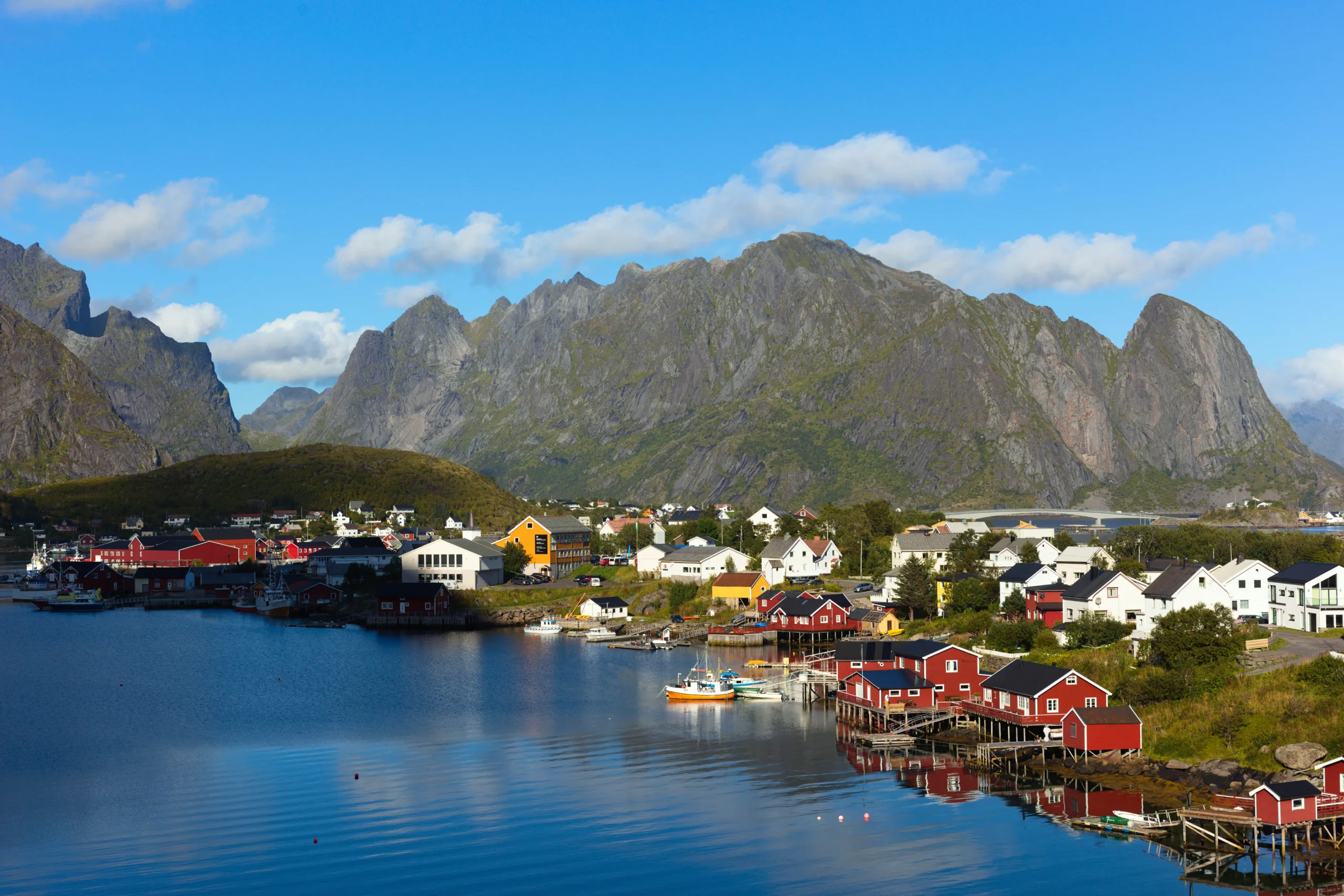 Panoramatický výhled na Reine obklopené špičatými horskými vrcholy