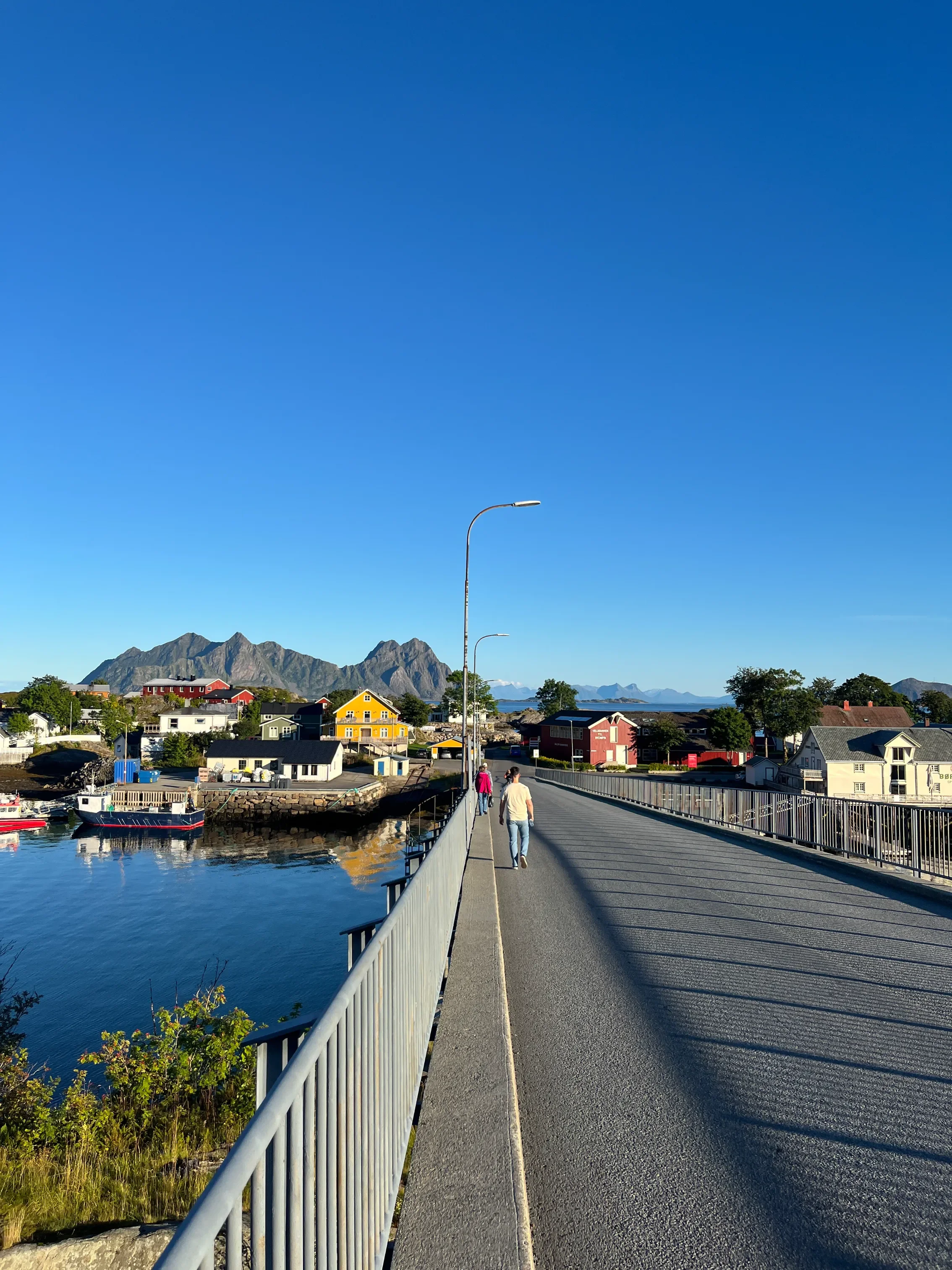 Most spojující ostrovy ve Svolværu s horami v pozadí