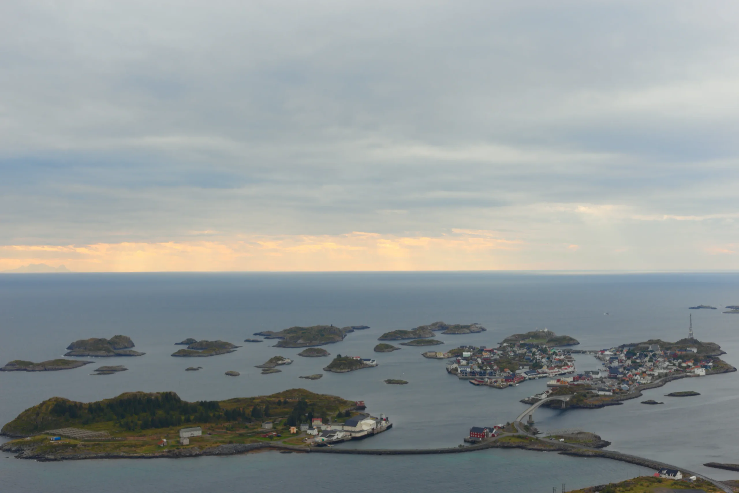 Nipen (227 m n.p.m.) i Festvågtind (541 m n.p.m.) - szczyty nad Henningsvær