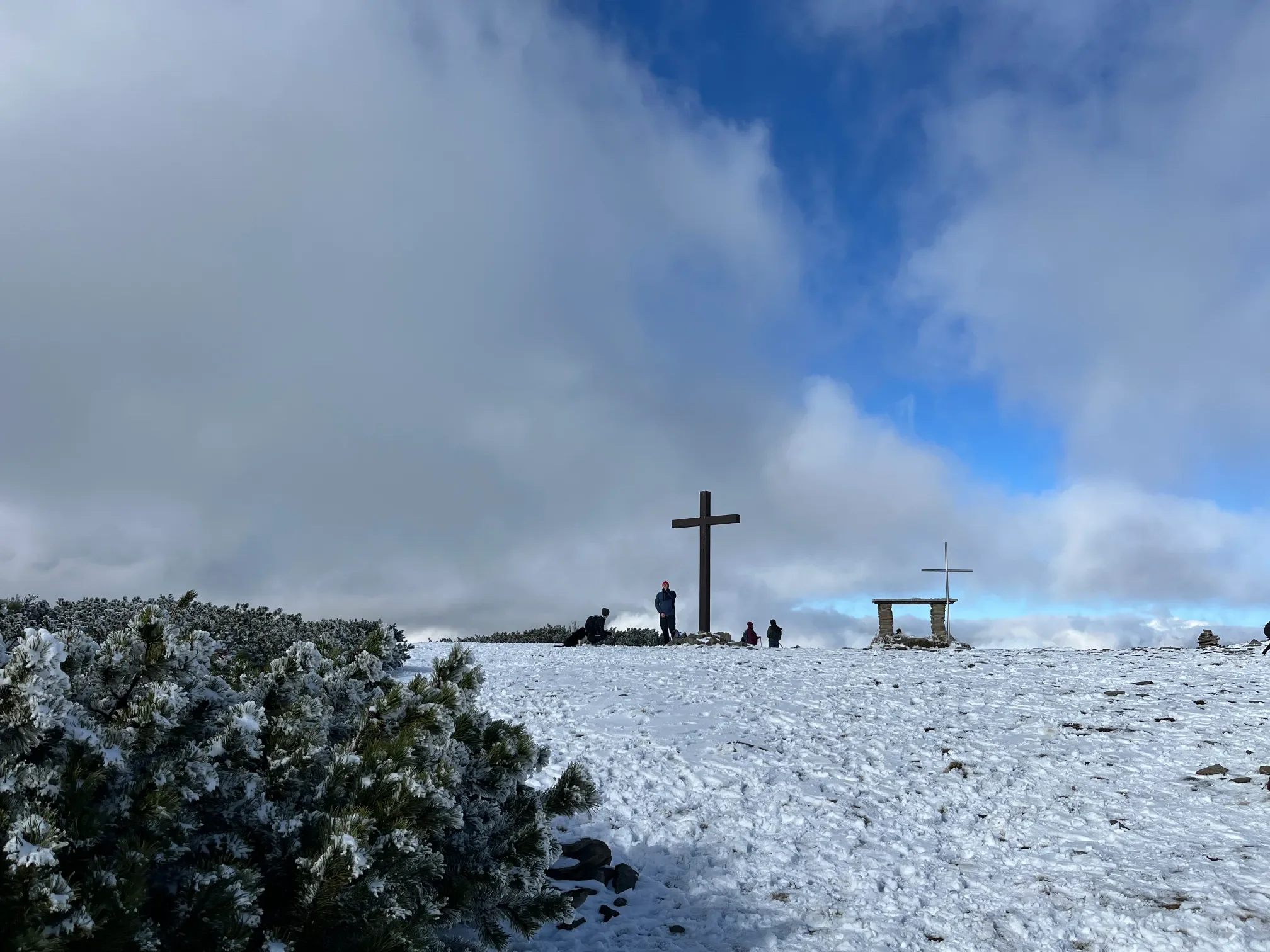 Dřevěný kříž na zasněženém vrcholu Pilska (1557 m n. m.) na polsko-slovenských hranicích