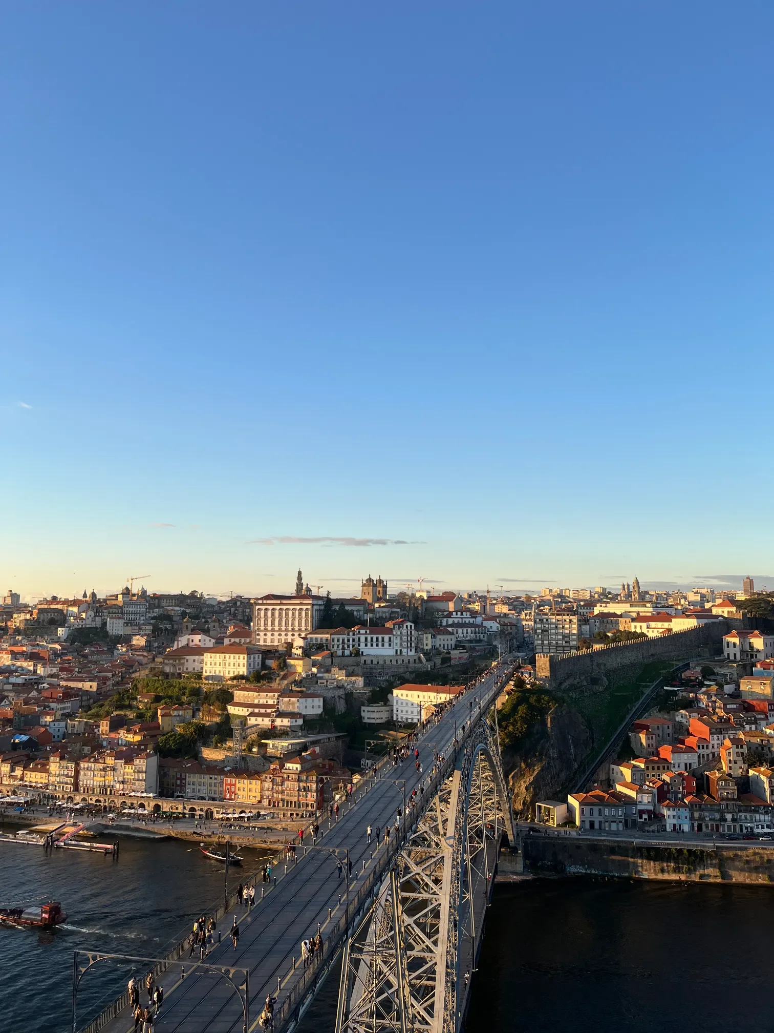 Panorama Porto z mostem Dom Luís I nad rzeką Duero widziana z punktu widokowego Serra do Pilar o zachodzie słońca