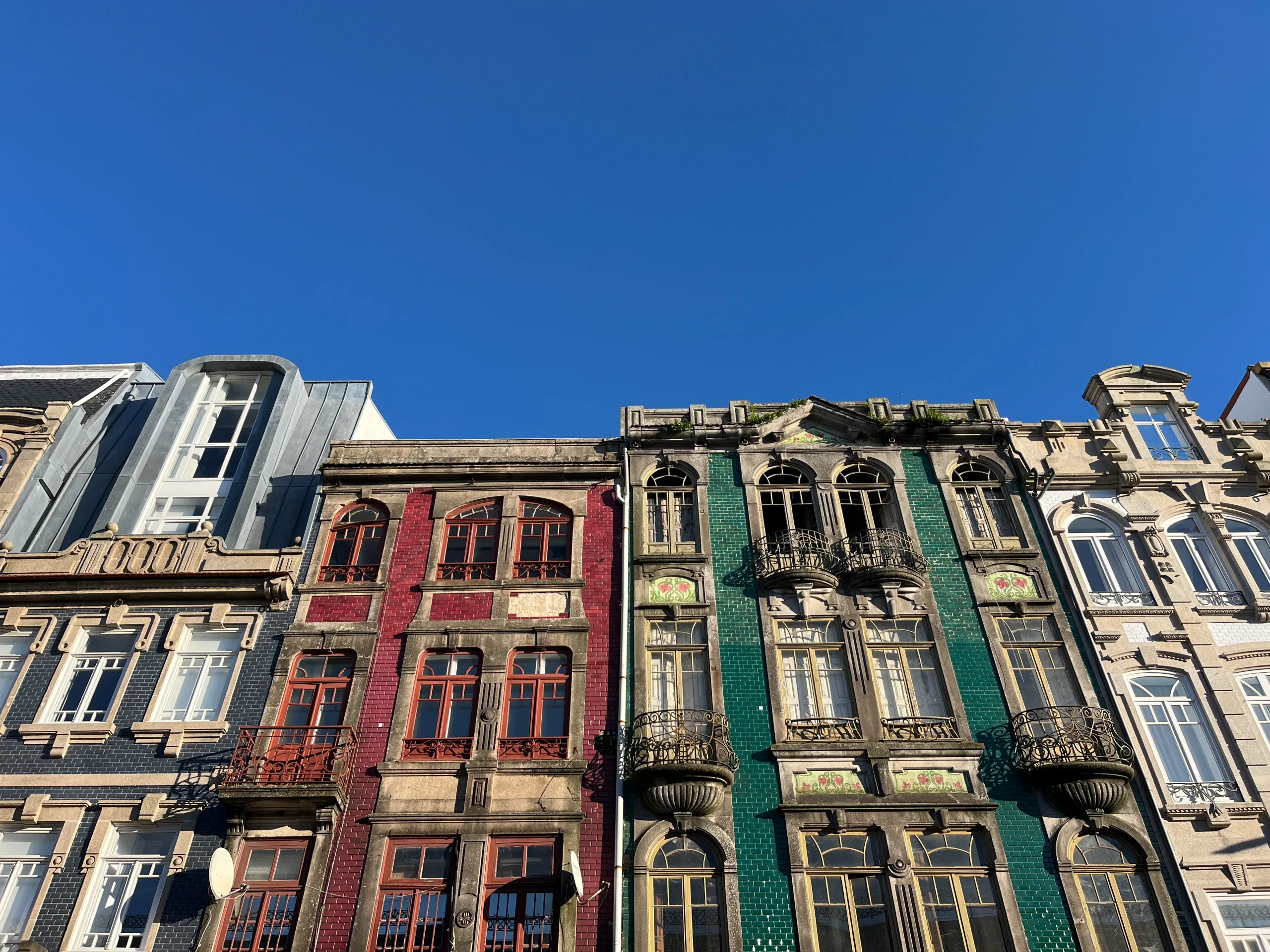 Porto - co warto zobaczyć: Ribeira, Lello, azulejos i piwnice wina