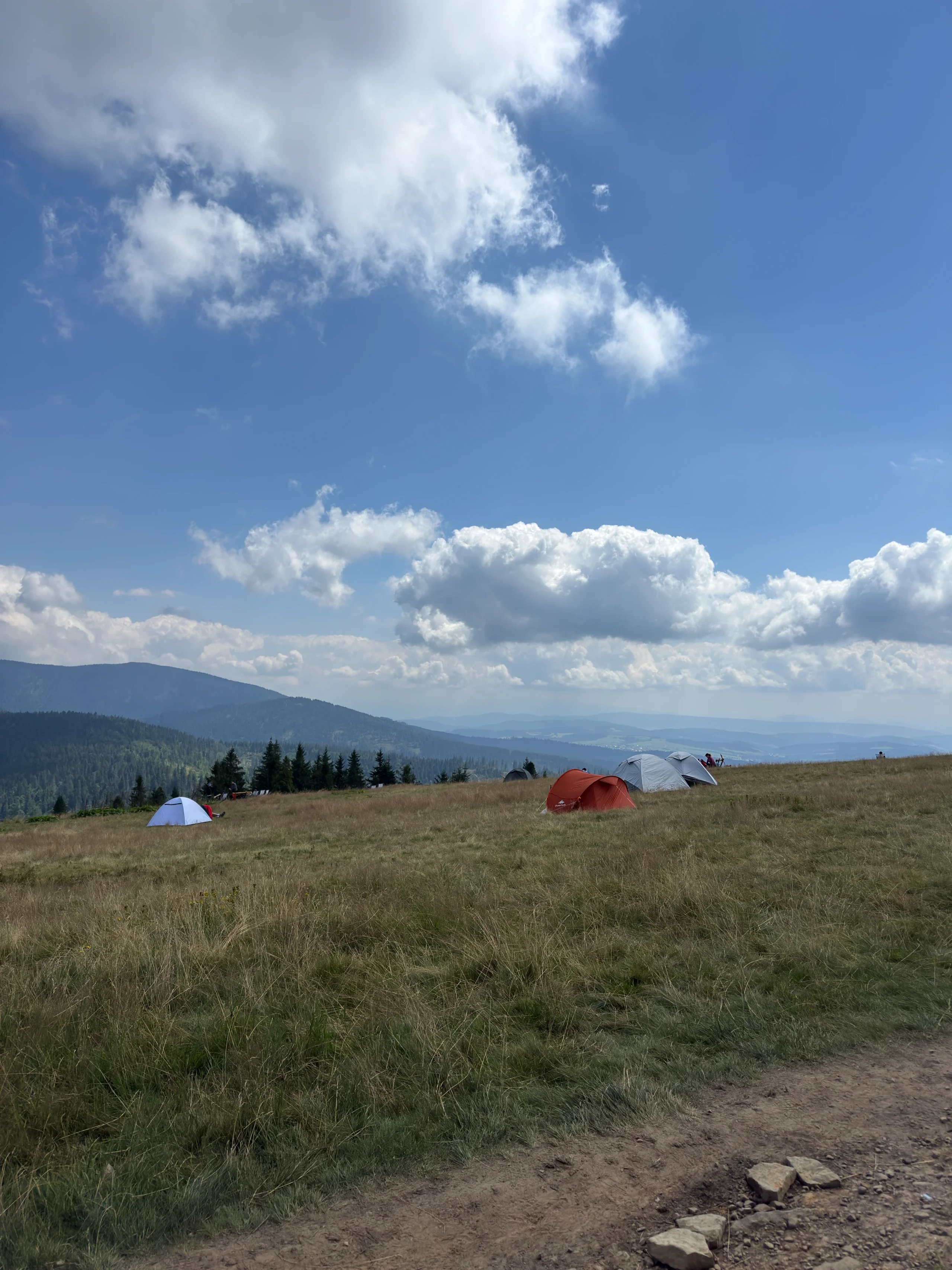 Namioty na polu namiotowym na Hali Rysianka z widokiem na góry