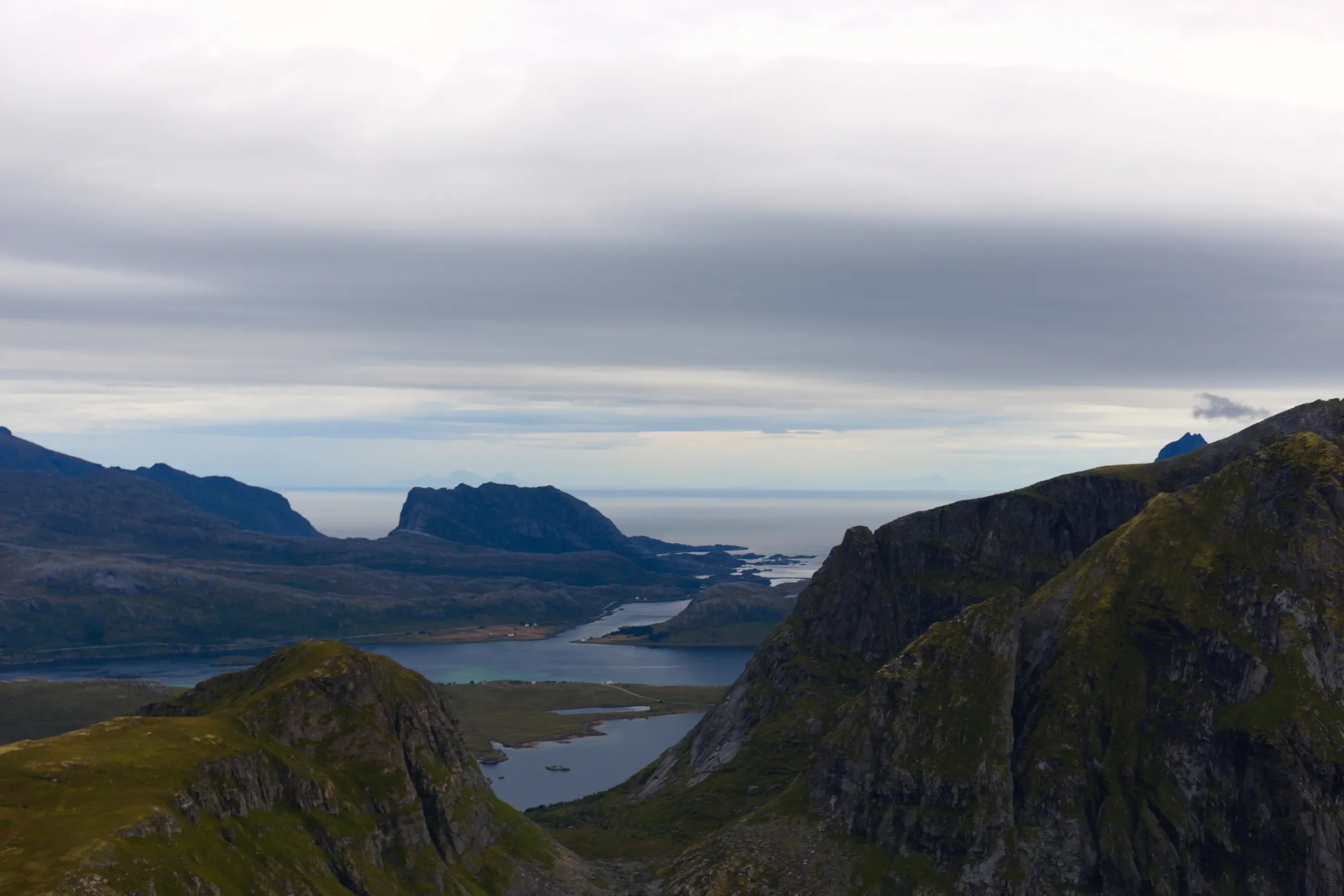 Panorama na rozeklané vrcholy Lofot a fjordy z trasy na vrchol Ryten