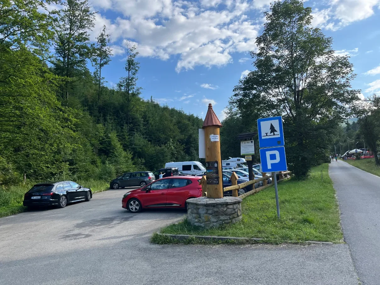Bezplatné parkoviště v Kolonii (Rycerka Górna) u nástupu na žlutou značku na Wielkou Raczu