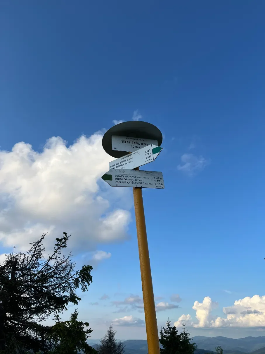 Rozcestník tras na vrcholu Wielké Raczy 1236 m n. m. se směrem na sedlo pod Orłem