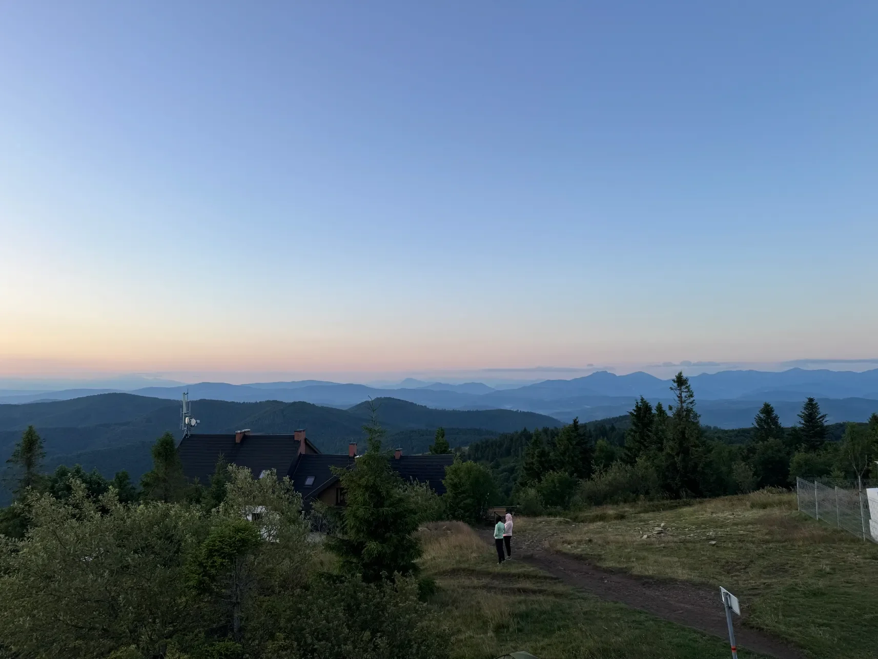 Panorama Żywieckých Beskyd za svítání z okolí chaty PTTK na Wielké Racze