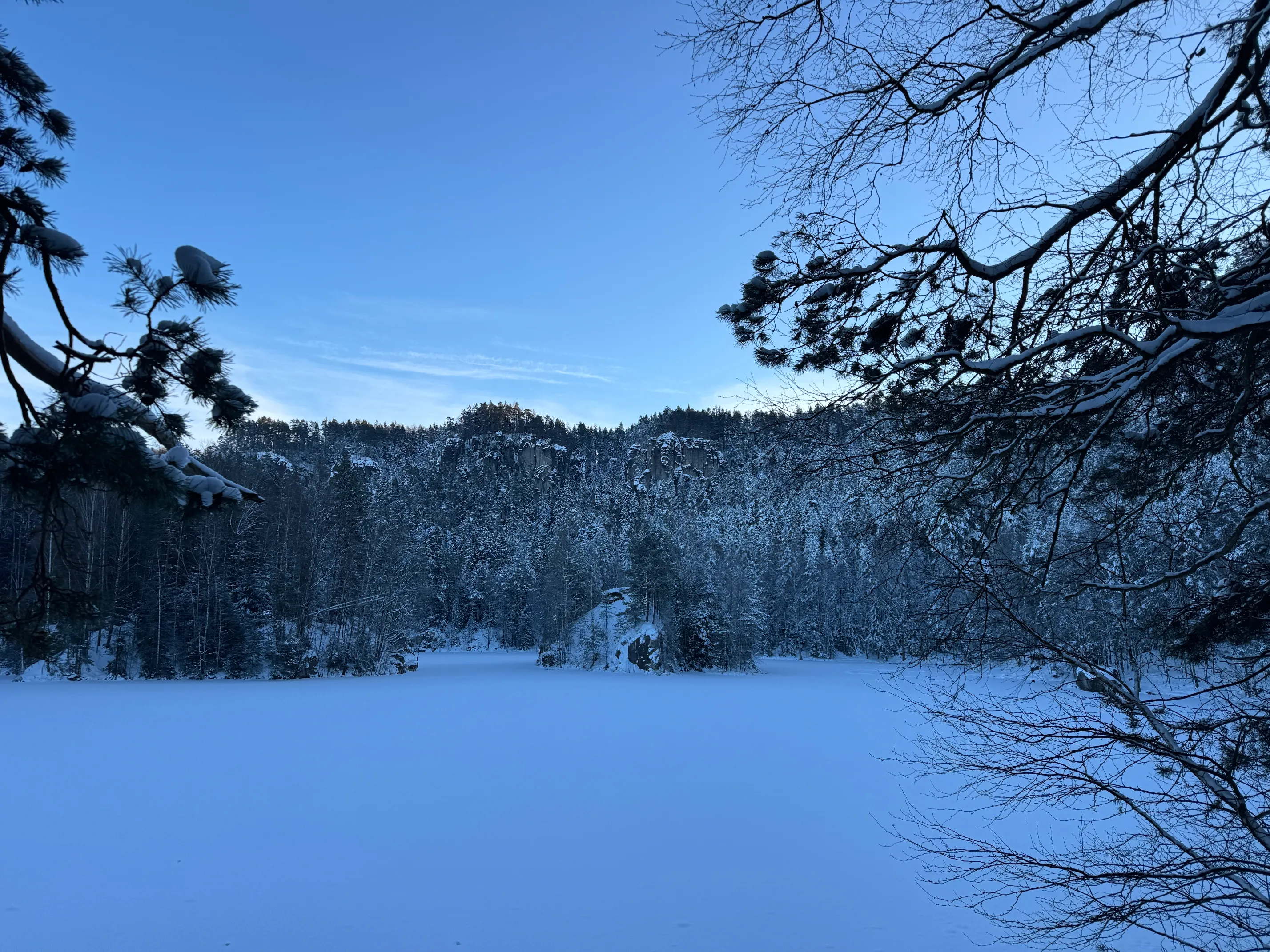 Obszerne jezioro zimą