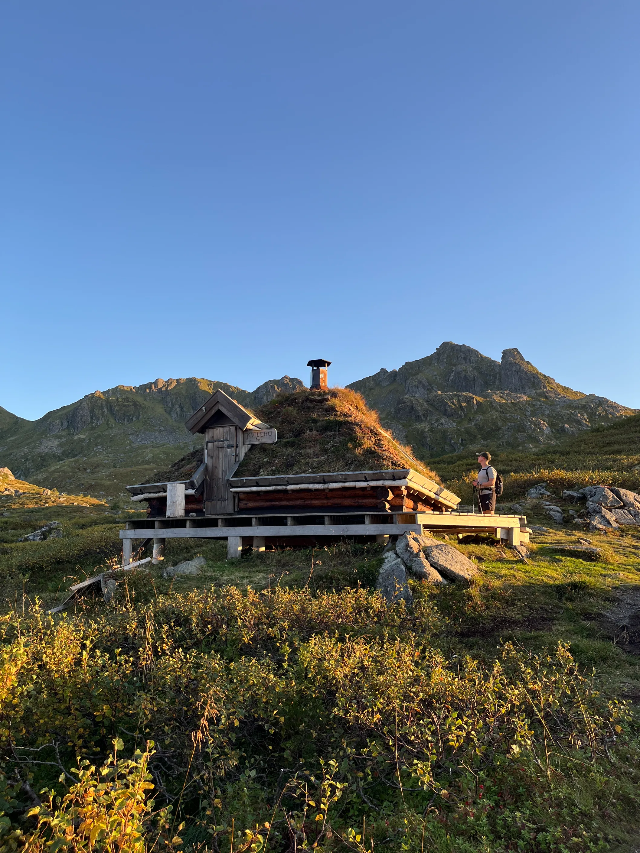 Grass-covered mountain shelter on the trail to Blåtinden