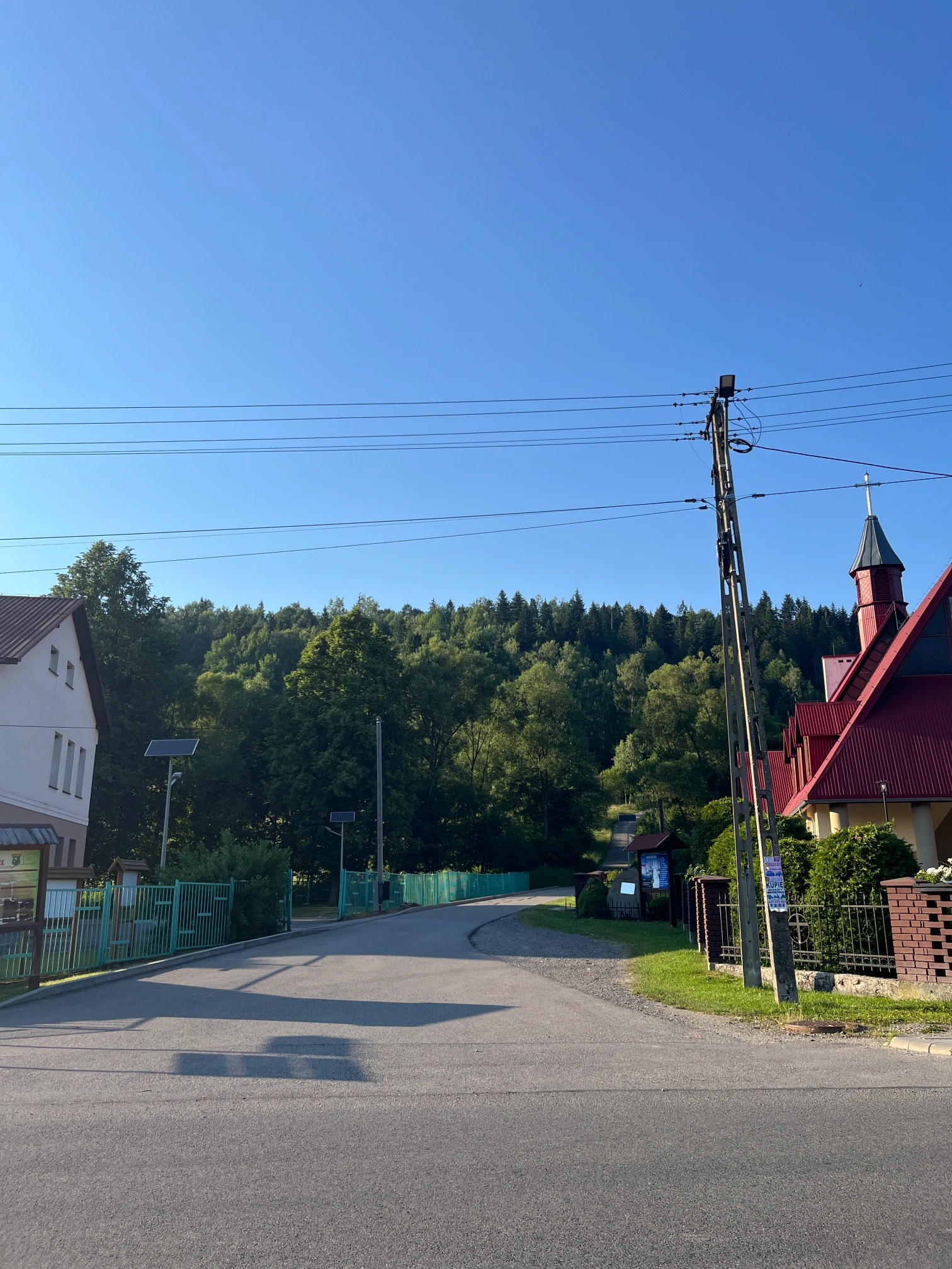 Asphalt road through Glinka at the start of the ascent