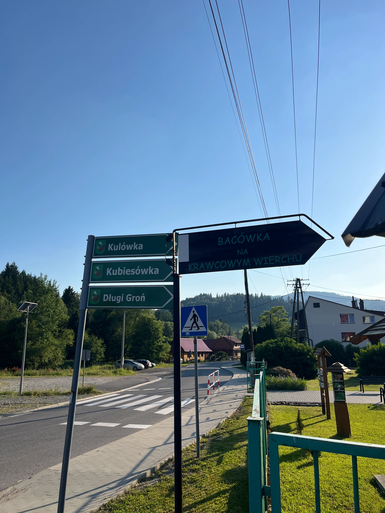 Signpost at the start of the yellow trail from Glinka