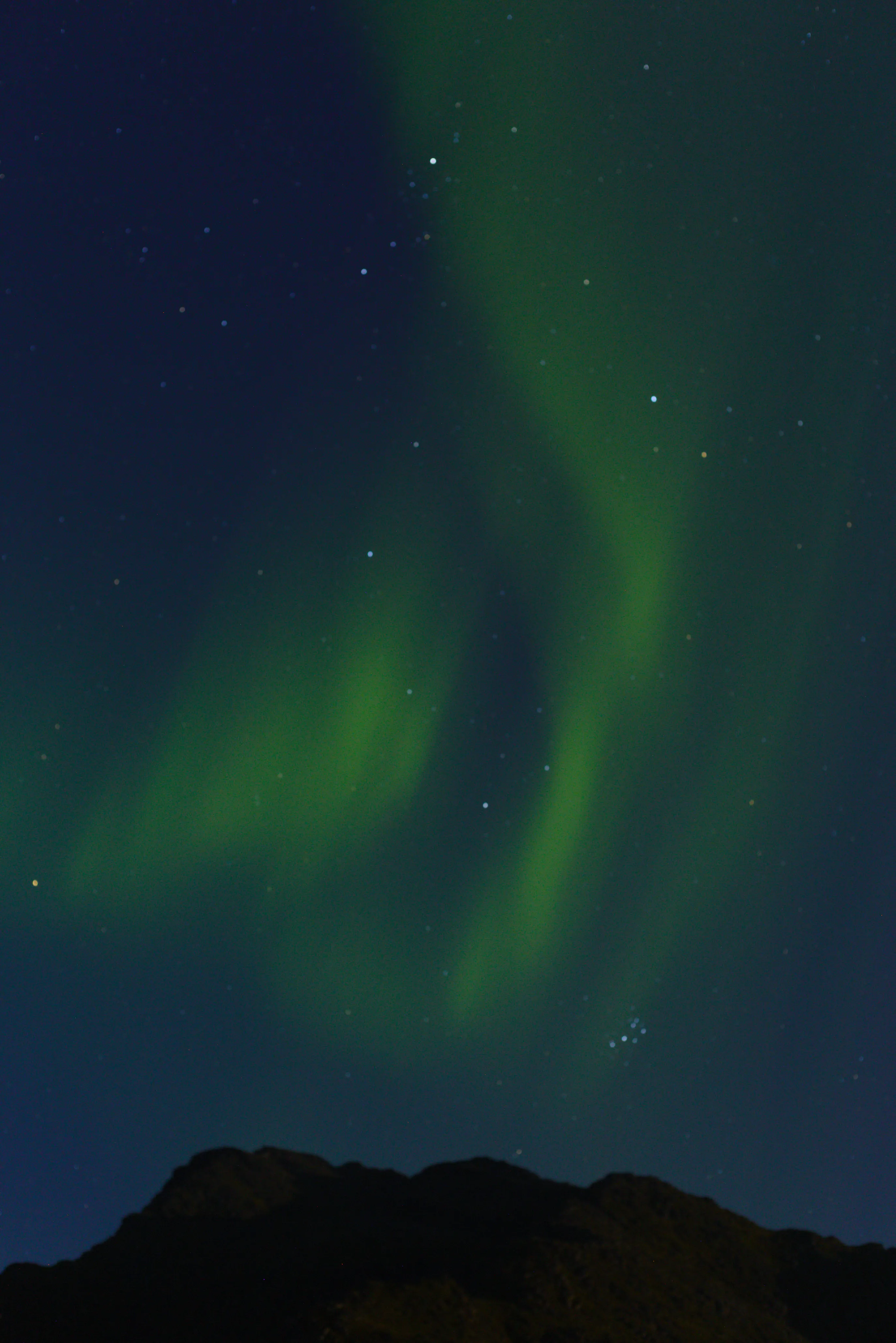 Spektakularna zorza polarna na nocnym niebie Lofotów