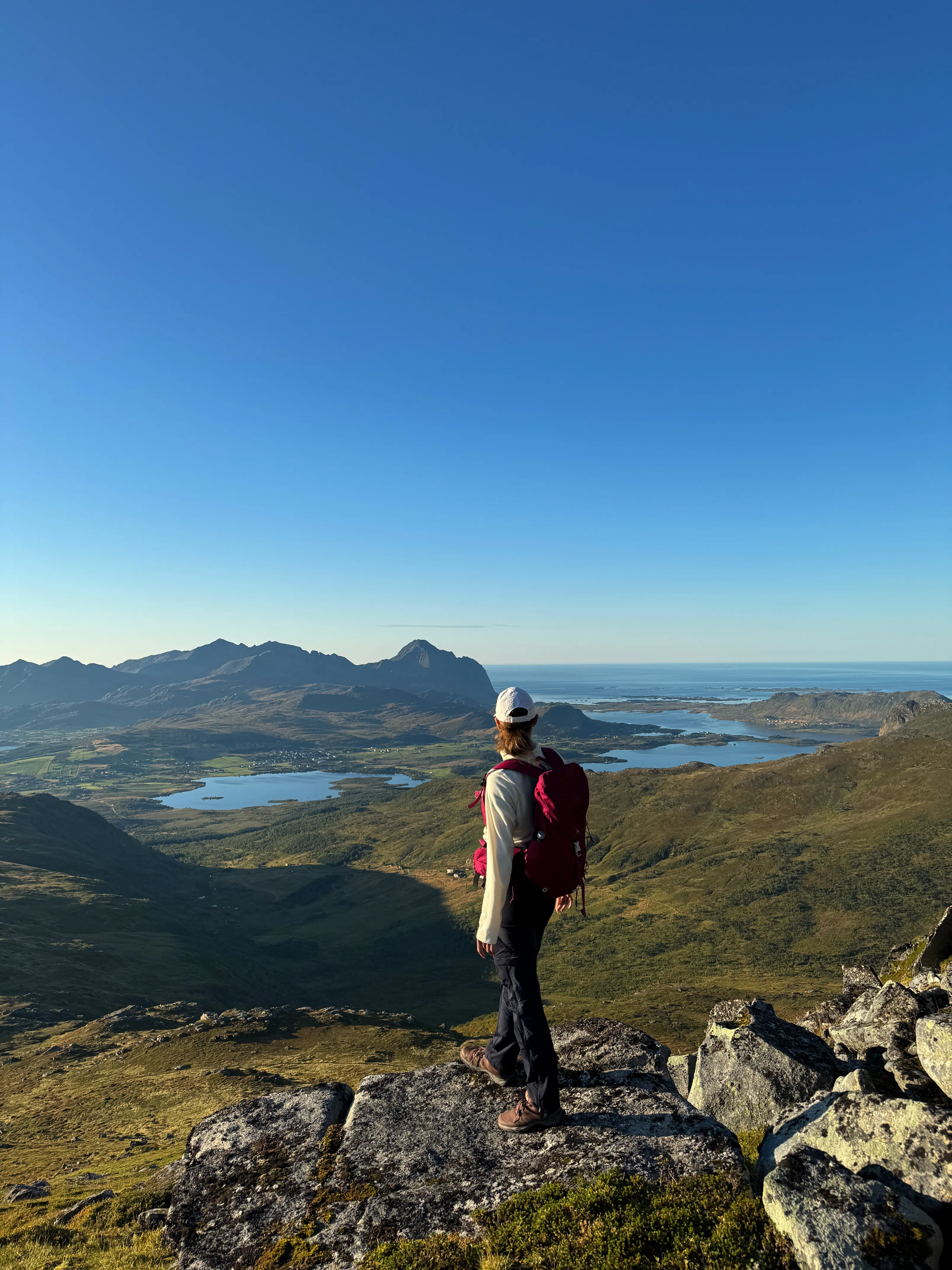 Panoramiczny widok ze szczytu Blåtinden na wyspę Vestvågøya