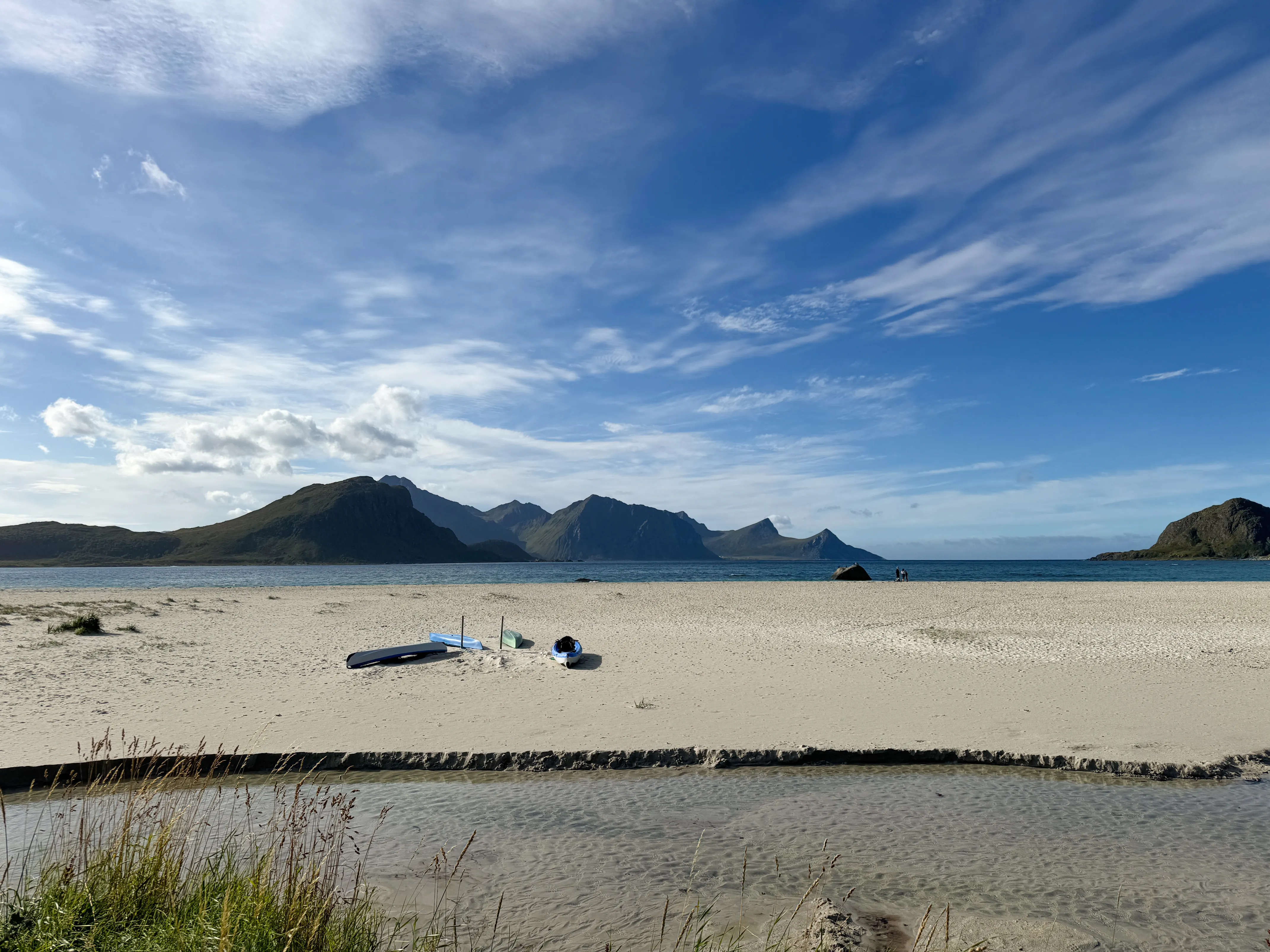 Tradycyjne łodzie na plaży Haukland z turkusową wodą