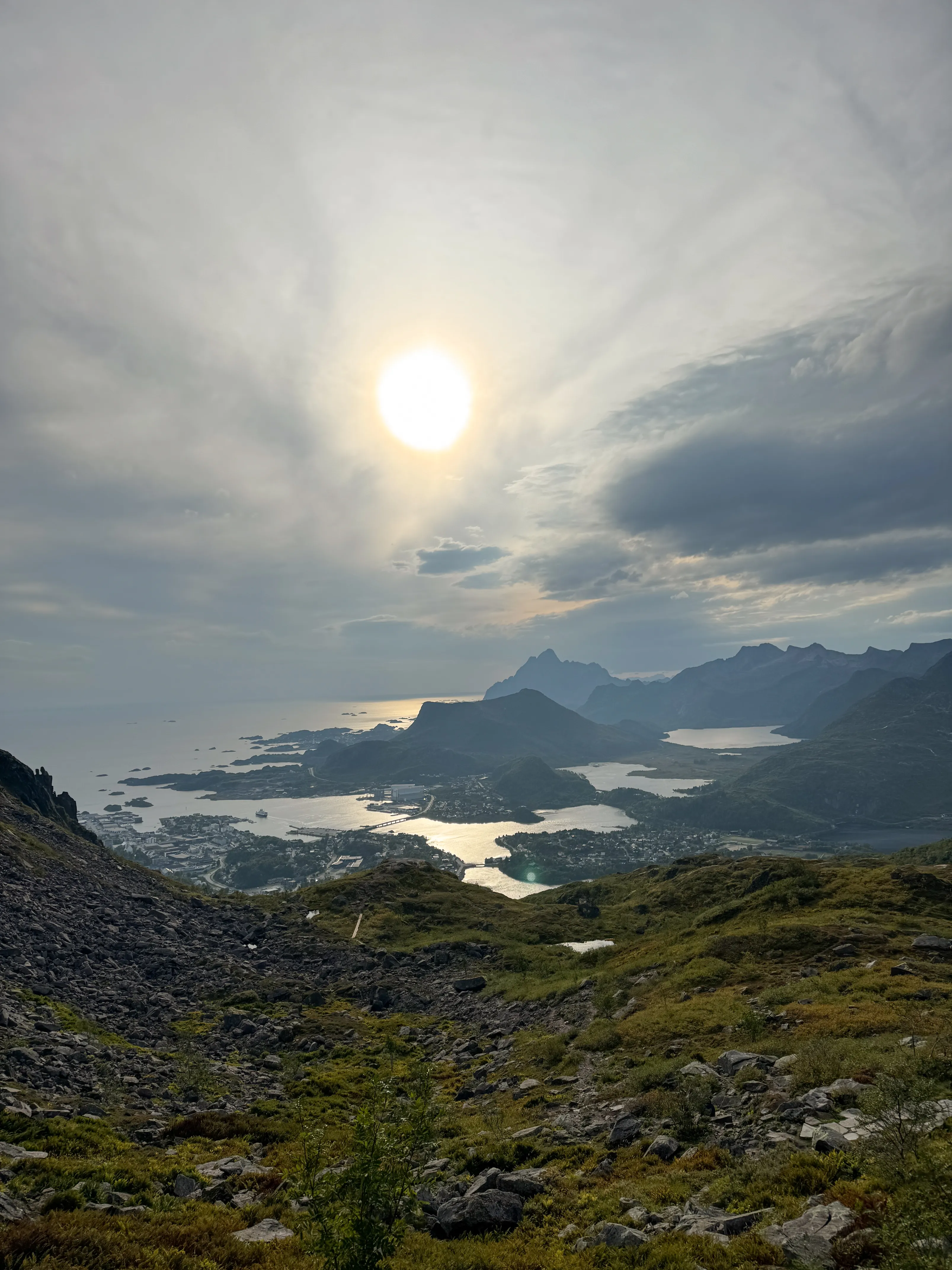 Turysta w punkcie widokowym Djevelporten nad Svolvær