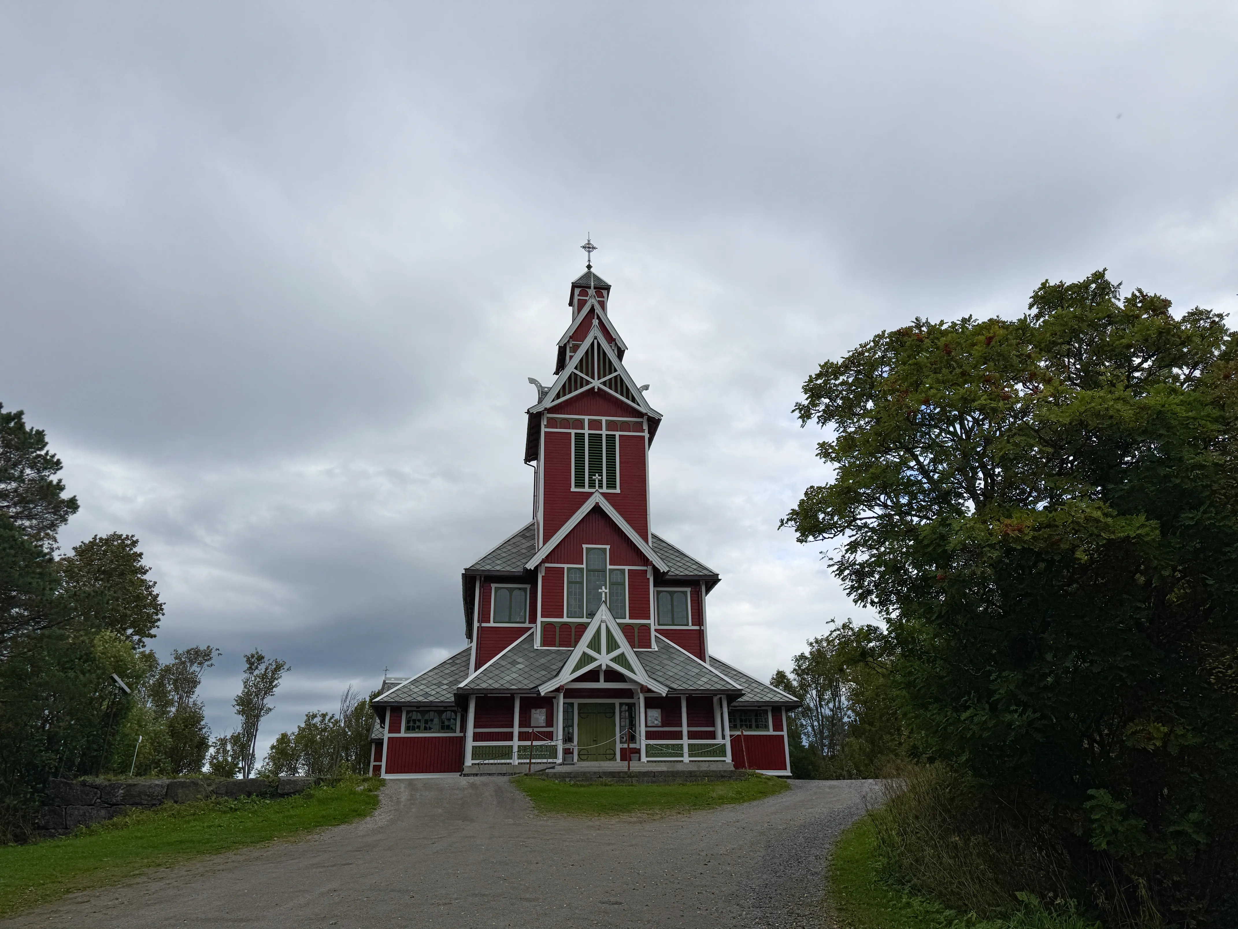 Buksnes Kirke, czerwony drewniany kościół w Gravdal