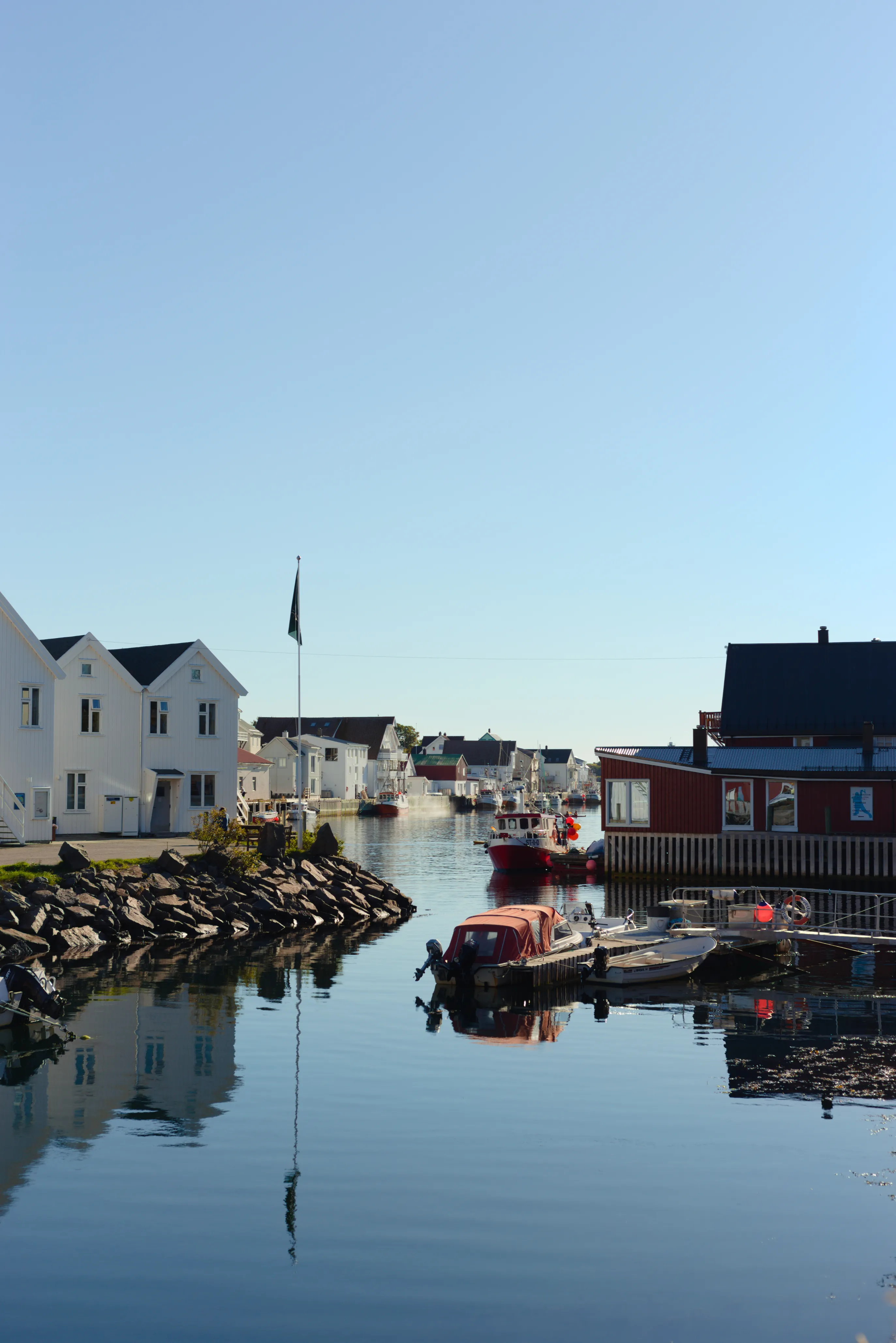 Kolorowe domki rybackie przy porcie w Henningsvær