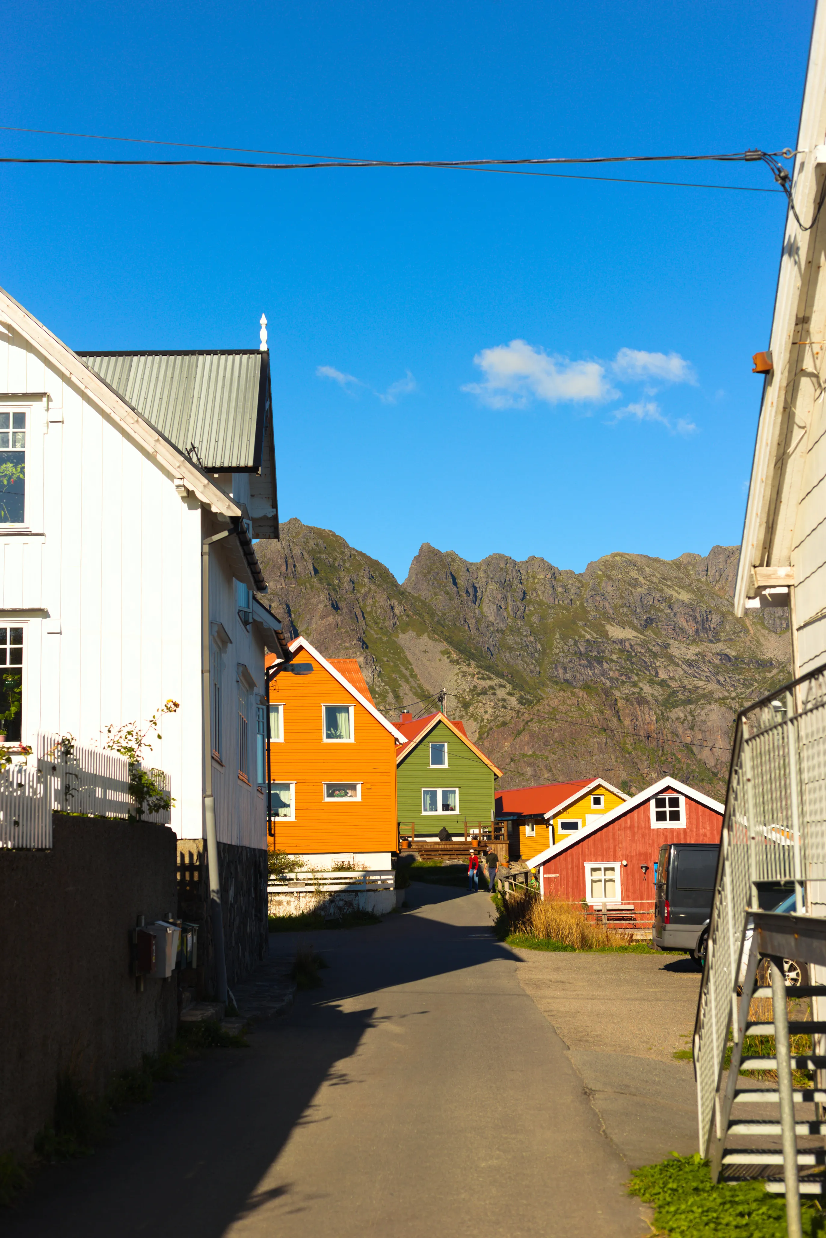 Wąska uliczka w Henningsvær z tradycyjną architekturą