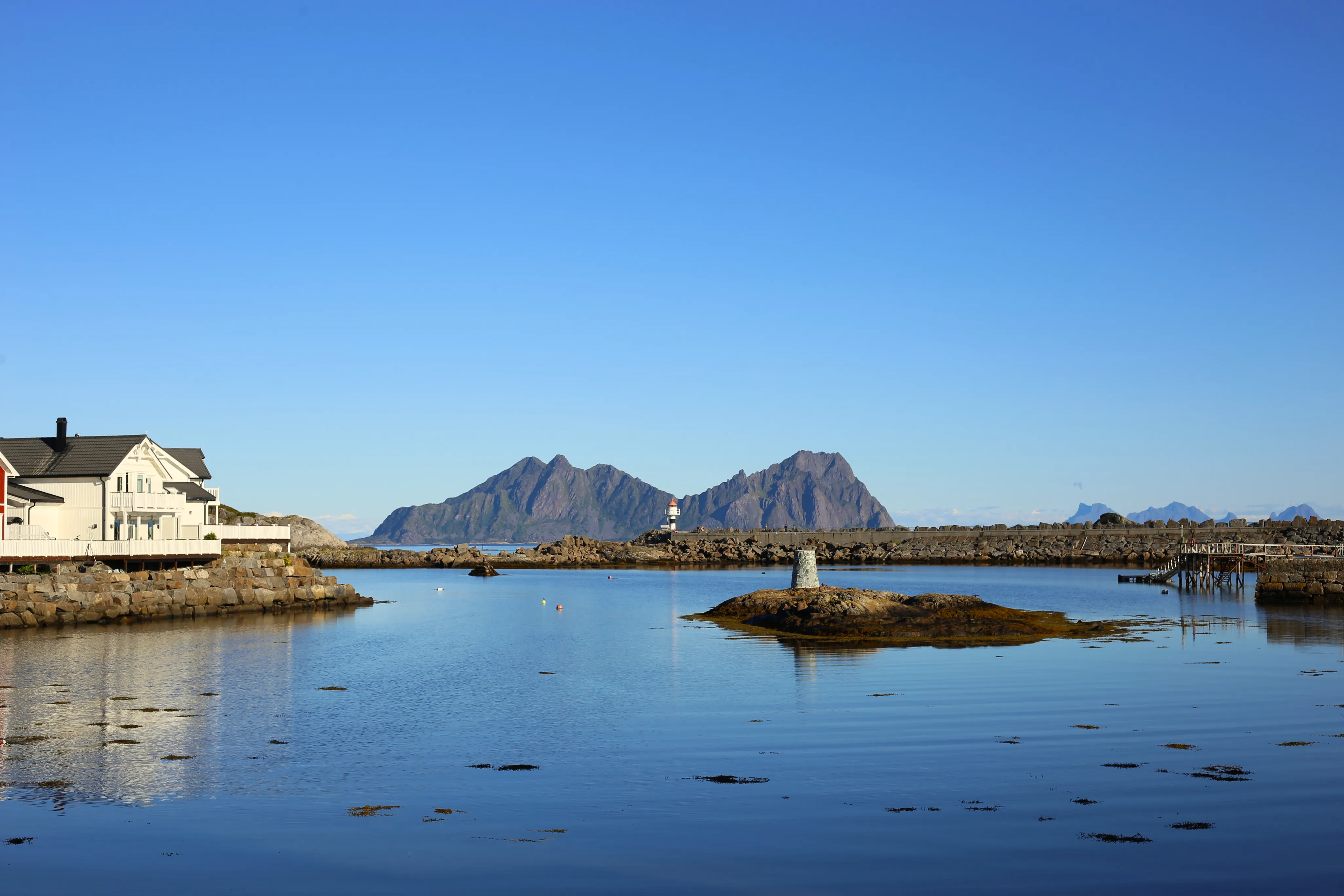 Latarnia morska w Kabelvåg z widokiem na wioskę rybacką