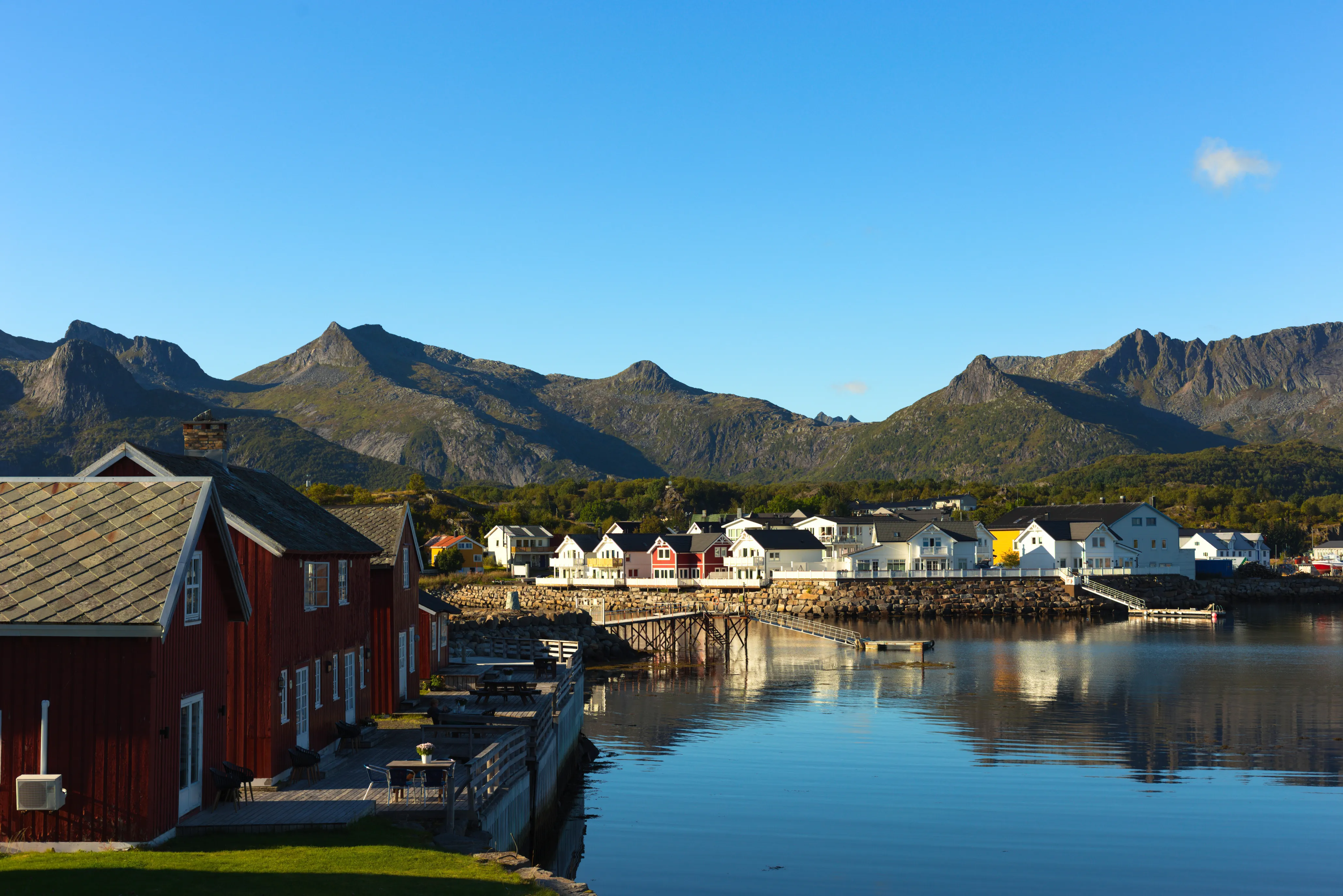 Widok na port w historycznej wiosce Kabelvåg i otaczające góry