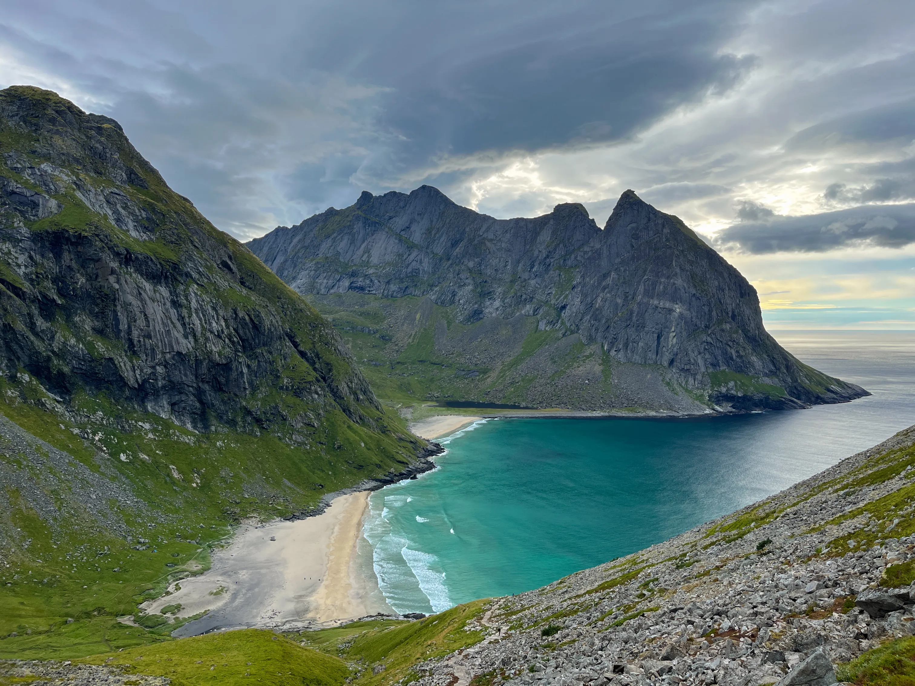 Odludna plaża Kvalvika otoczona pionowymi ścianami górskimi
