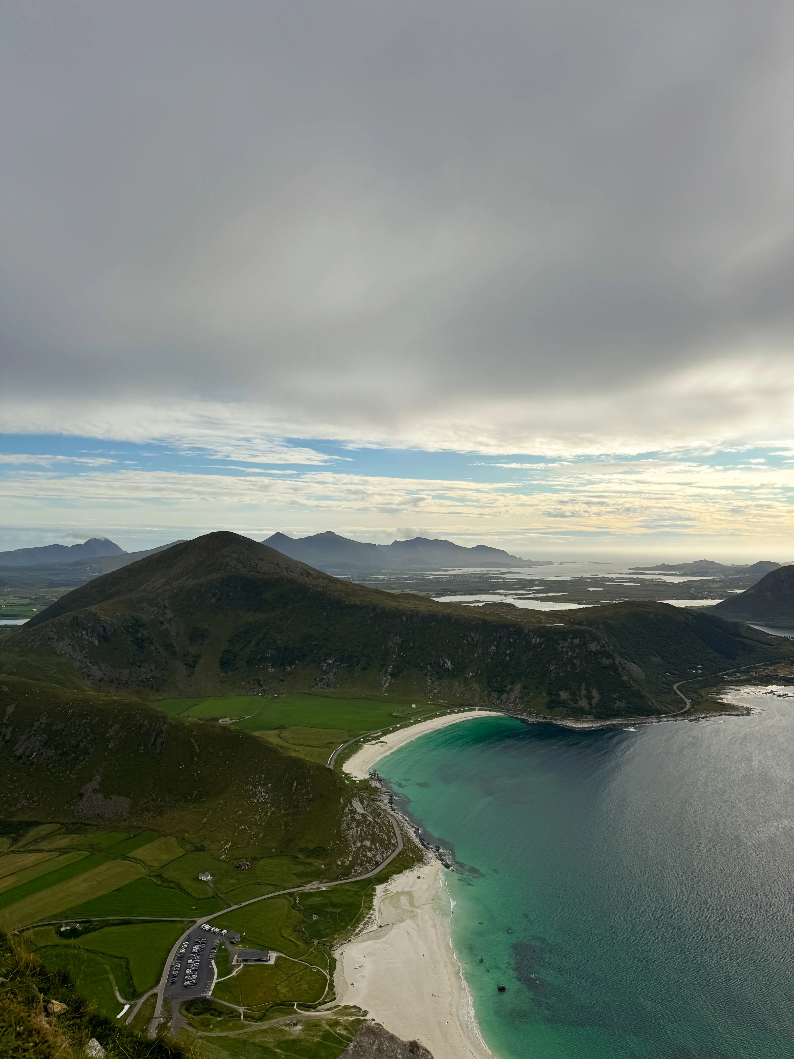 Panoramiczny widok na turkusowe plaże ze szczytu Mannen