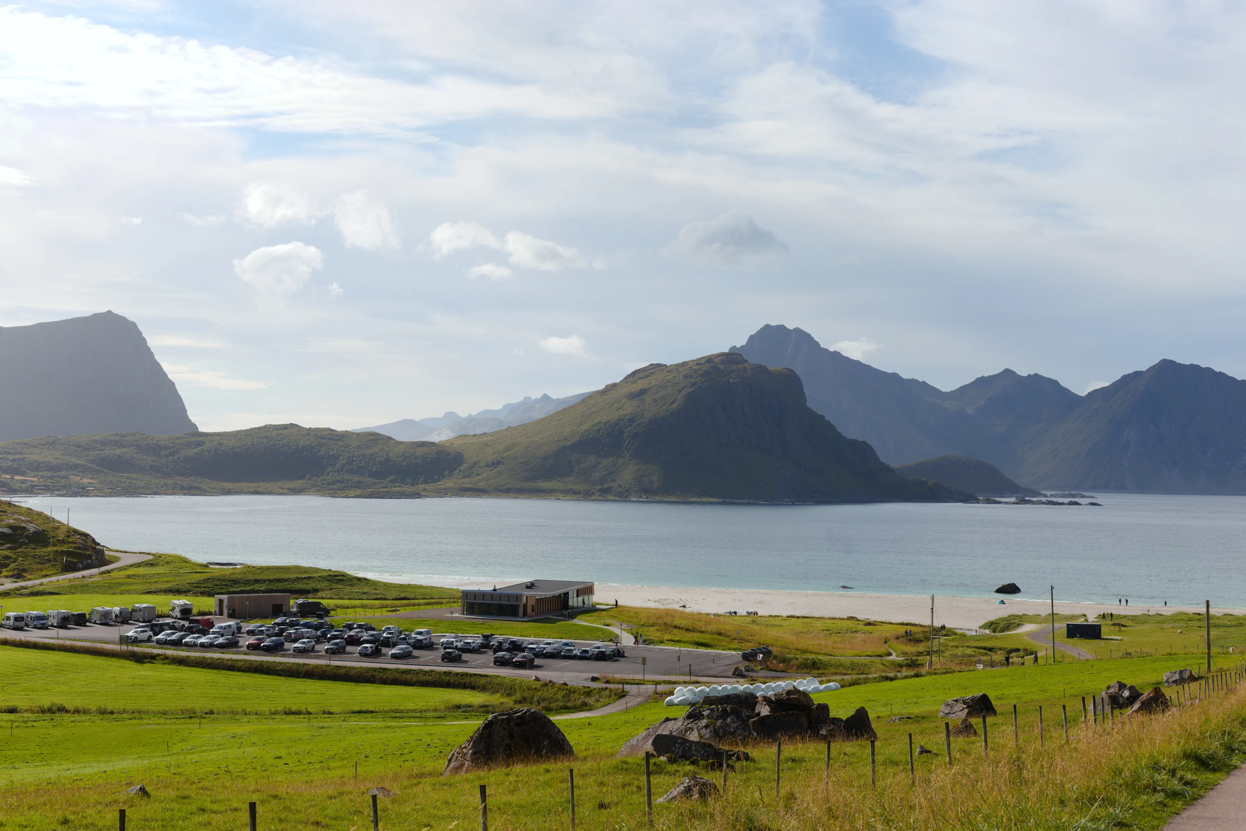 Parking przy plaży Haukland z górami w tle