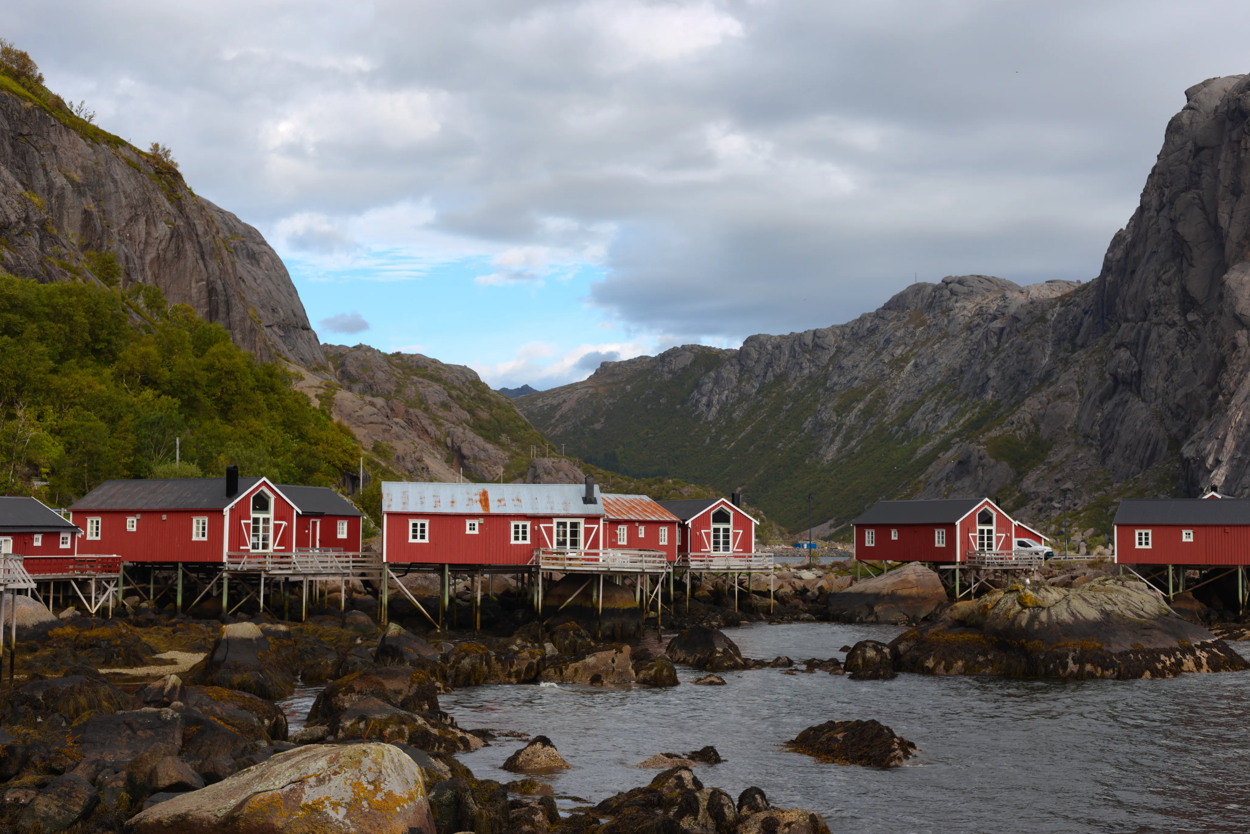 Szeroki widok krajobrazowy na norweskie fiordy i góry na Lofotach